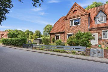 Großzügiger Garten: Modernisiertes Wohnjuwel zum Einzug bereit, 25712 Burg (Dithmarschen), Doppelhaushälfte