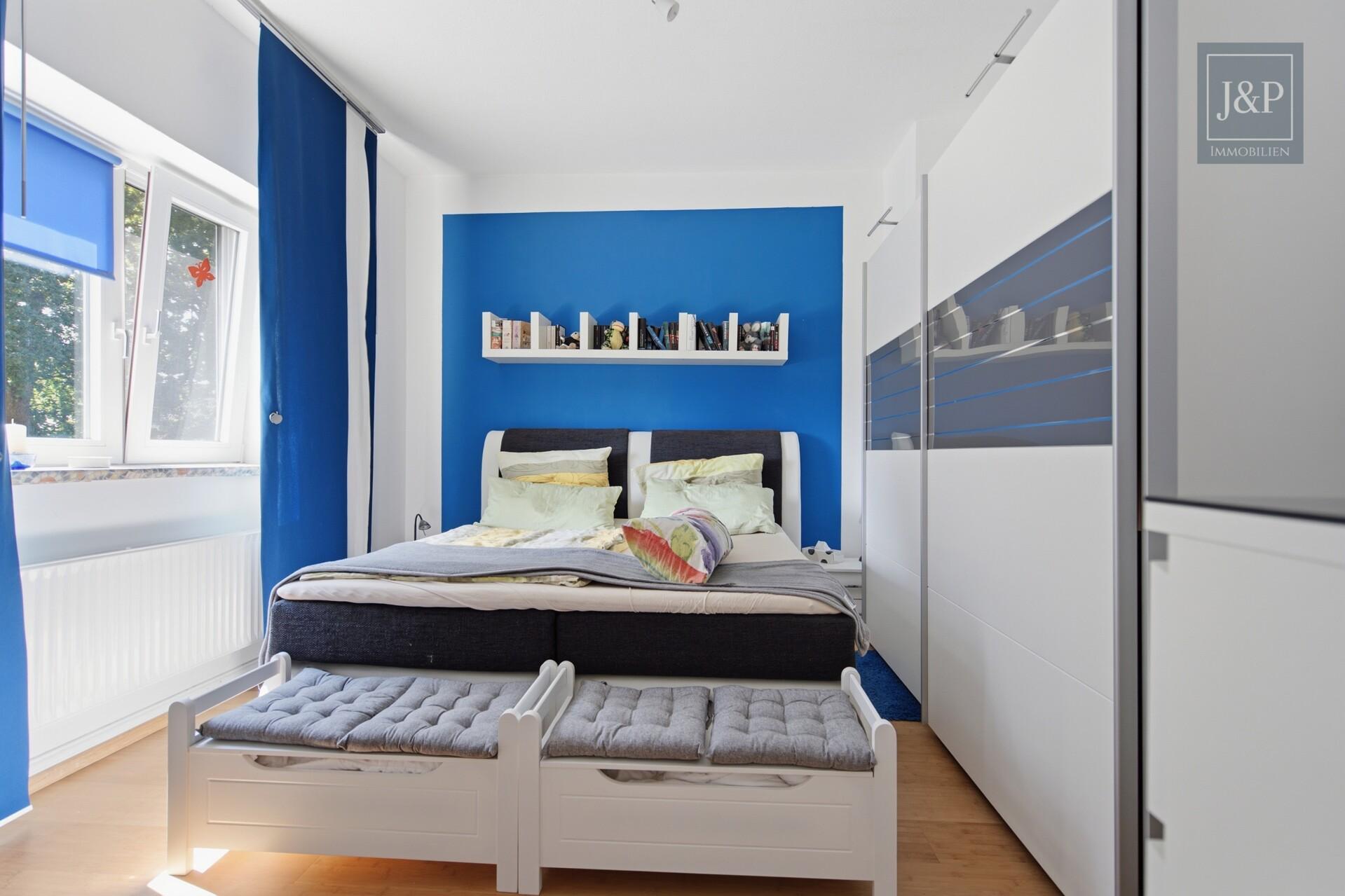 Großzügiger Garten: Modernisiertes Wohnjuwel zum Einzug bereit - Schlafzimmer DG