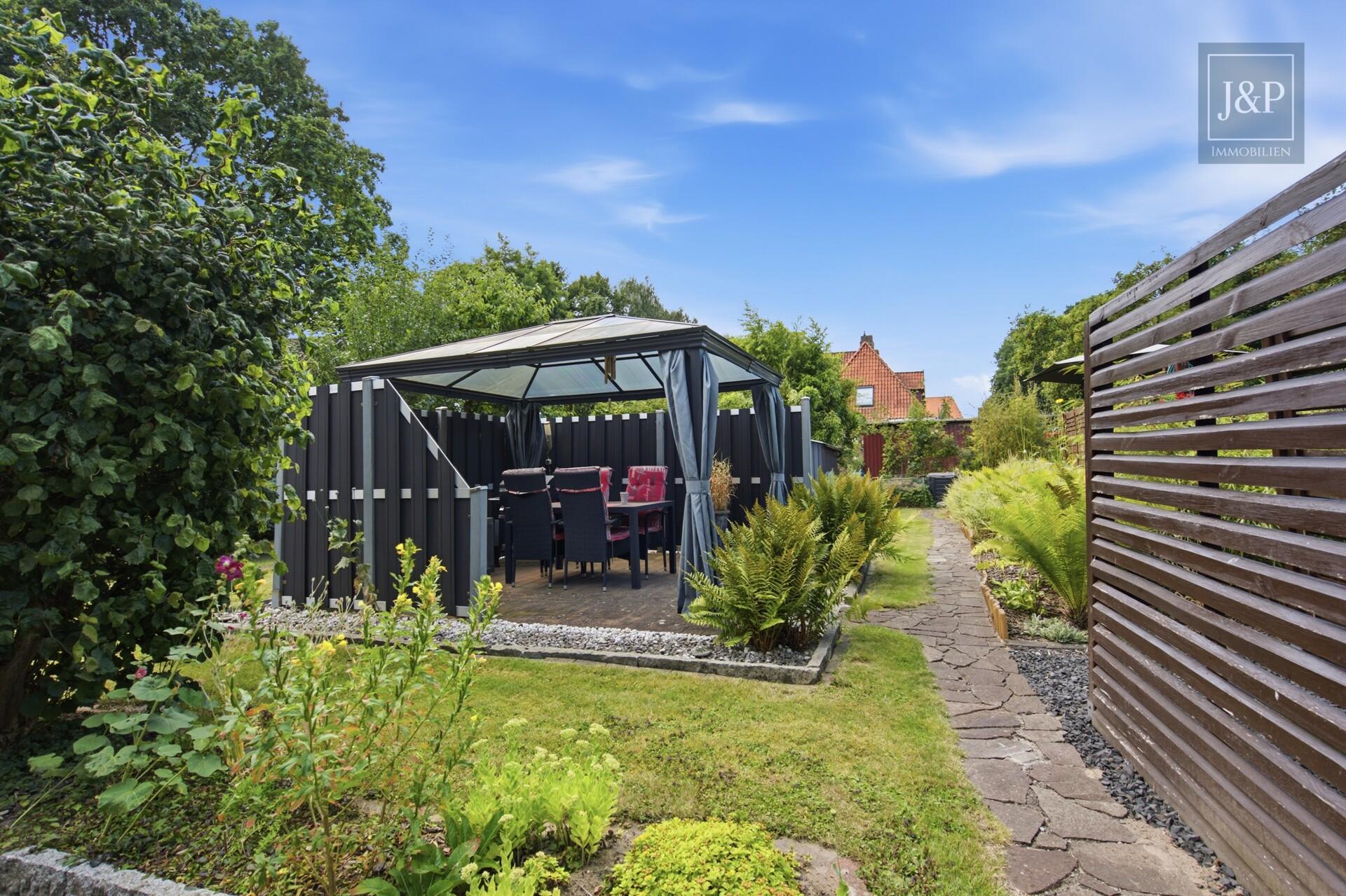 Großzügiger Garten: Modernisiertes Wohnjuwel zum Einzug bereit - Garten