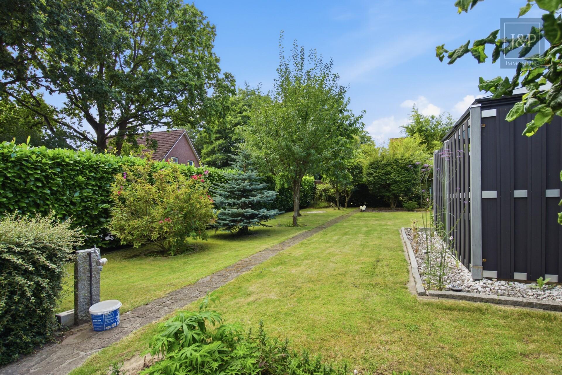 Großzügiger Garten: Modernisiertes Wohnjuwel zum Einzug bereit - Garten