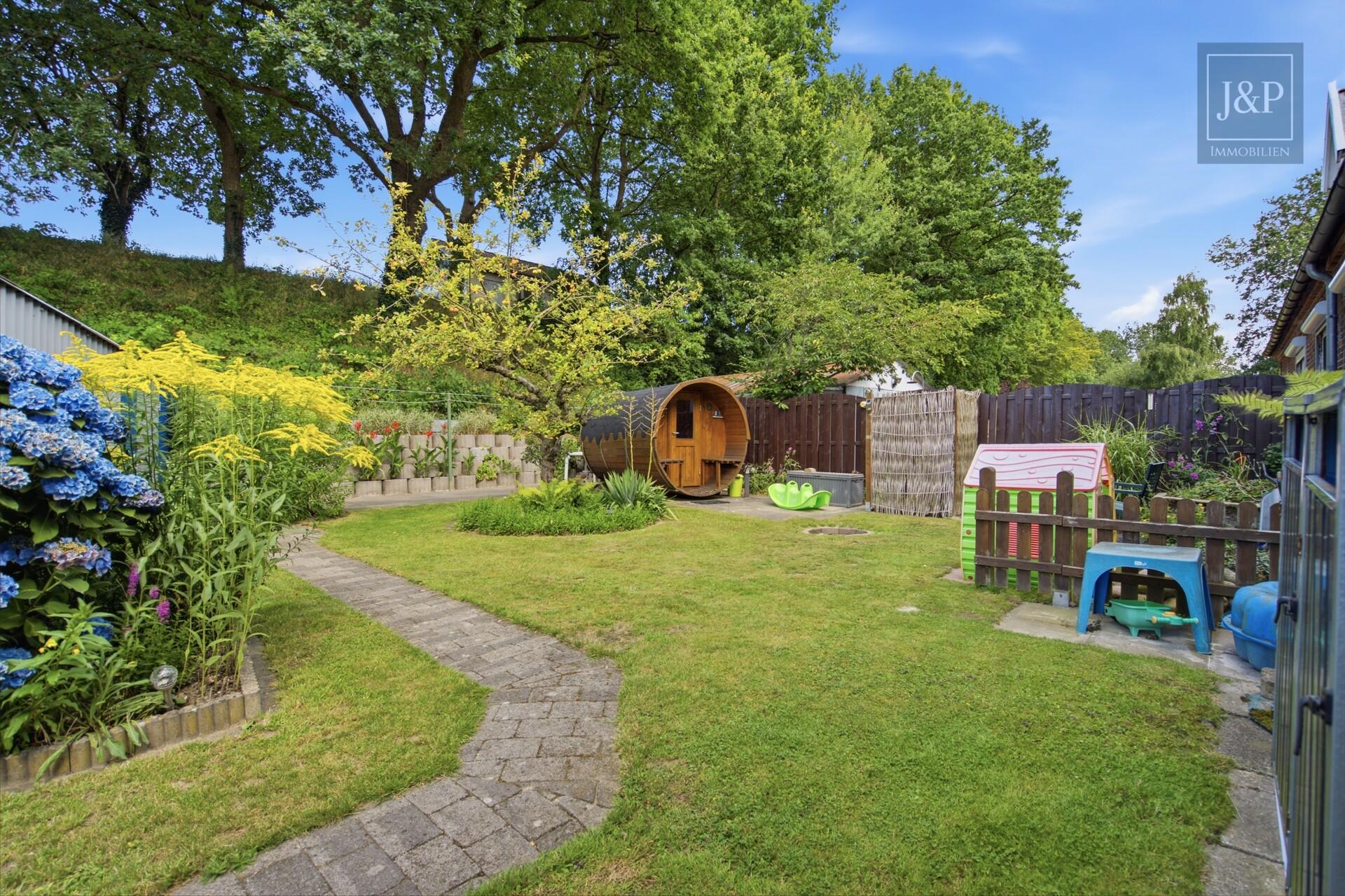 Großzügiger Garten: Modernisiertes Wohnjuwel zum Einzug bereit - Garten