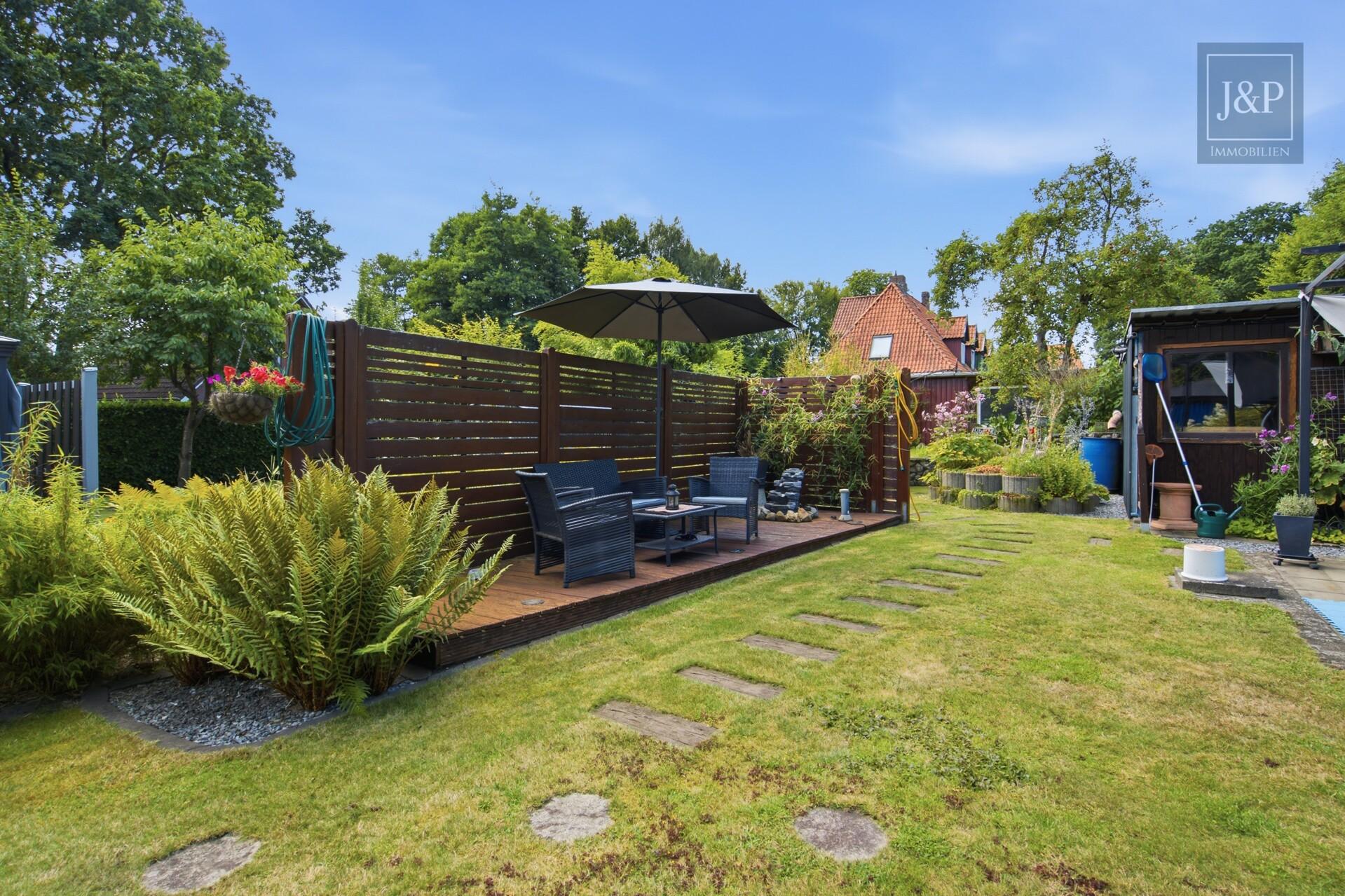 Großzügiger Garten: Modernisiertes Wohnjuwel zum Einzug bereit - Garten