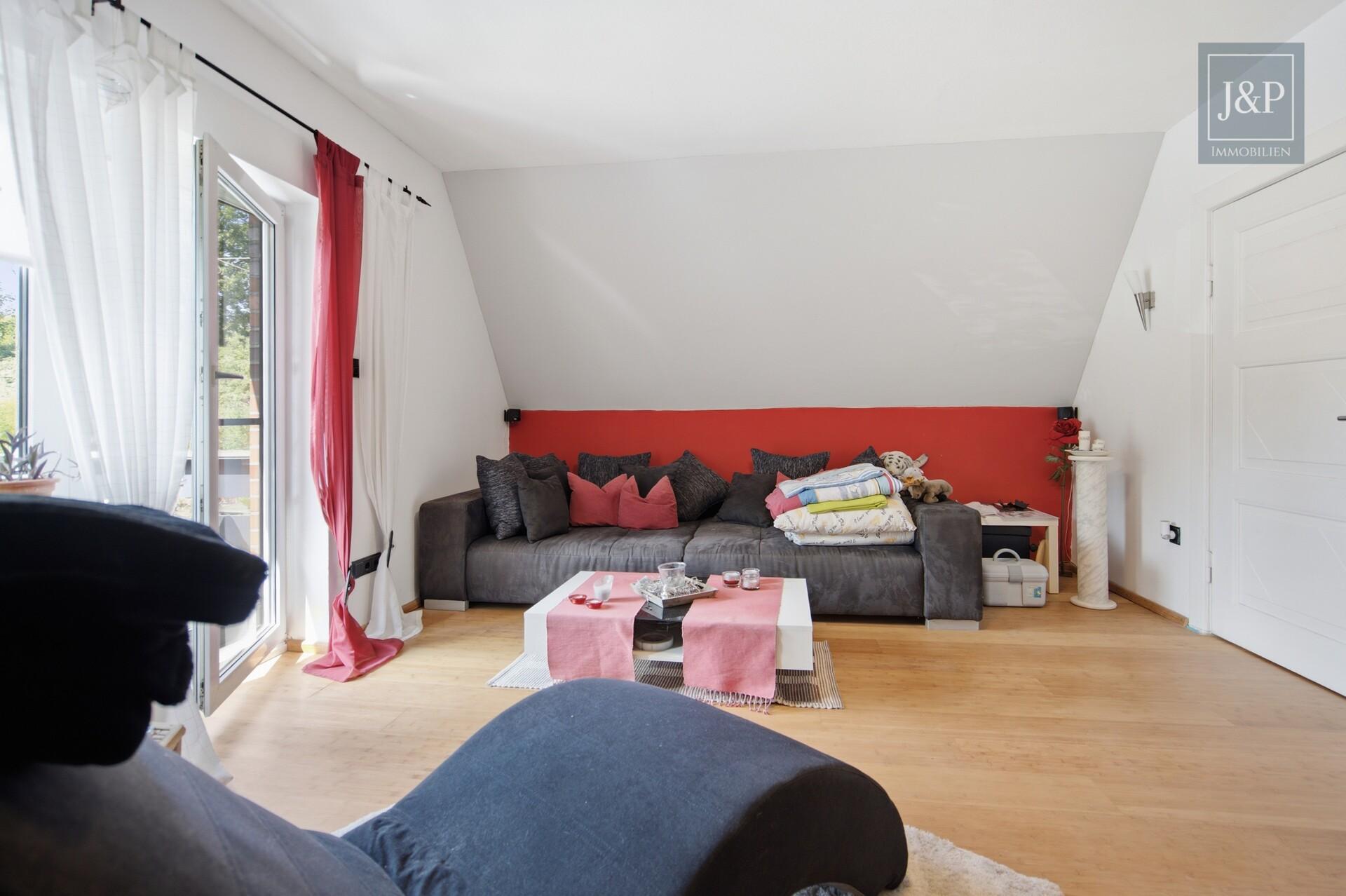 Großzügiger Garten: Modernisiertes Wohnjuwel zum Einzug bereit - Wohnzimmer DG