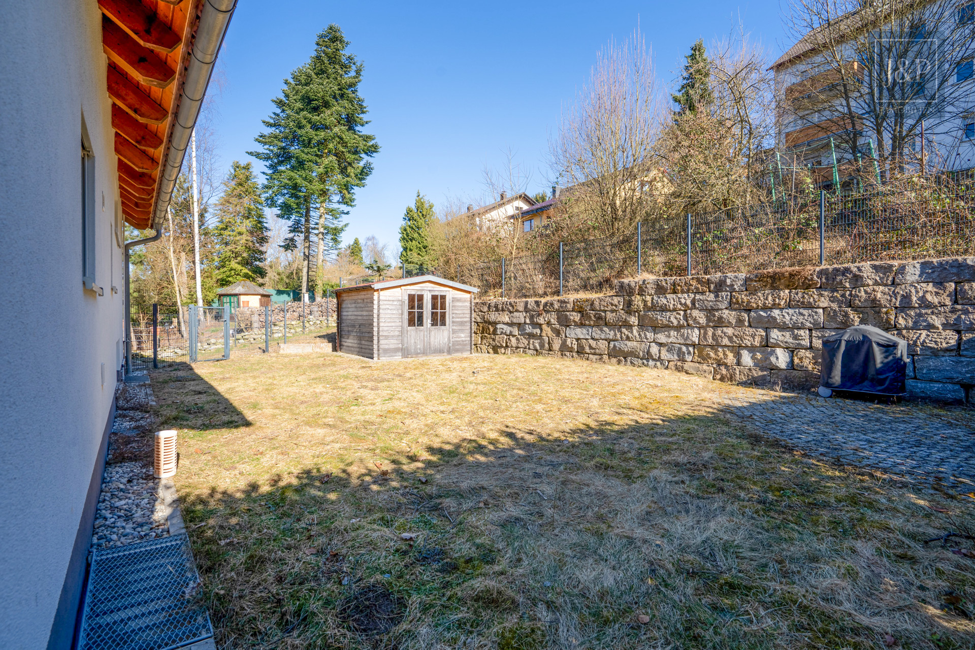 Traumhaftes Einfamilienhaus mit Süd-West Balkon, großem Garten & gehobenem Standard! (ELW möglich) - Garten