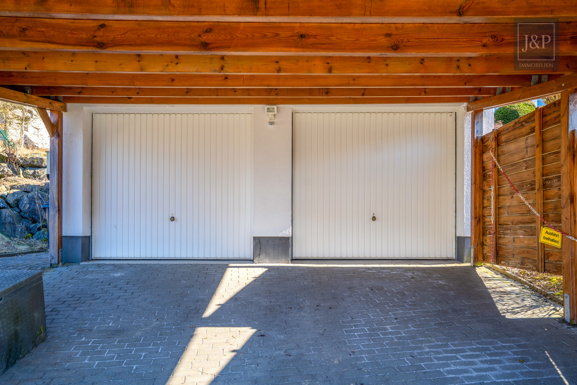 Traumhaftes Einfamilienhaus mit Süd-West Balkon, großem Garten & gehobenem Standard! (ELW möglich) - Garage