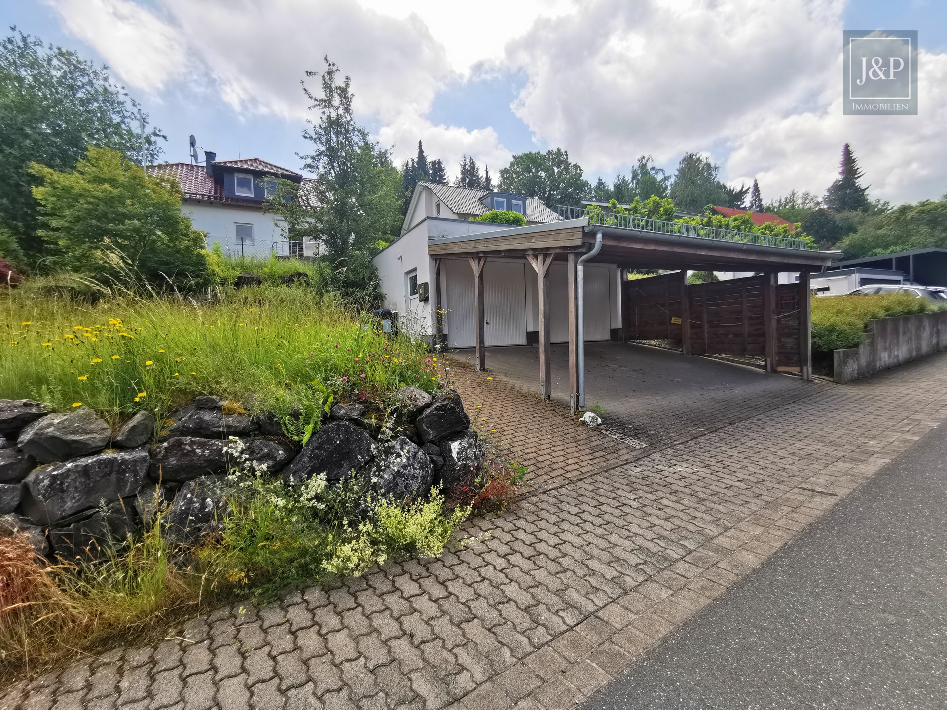 Traumhaftes Einfamilienhaus mit Süd-West Balkon, großem Garten & gehobenem Standard! (ELW möglich) - Garage