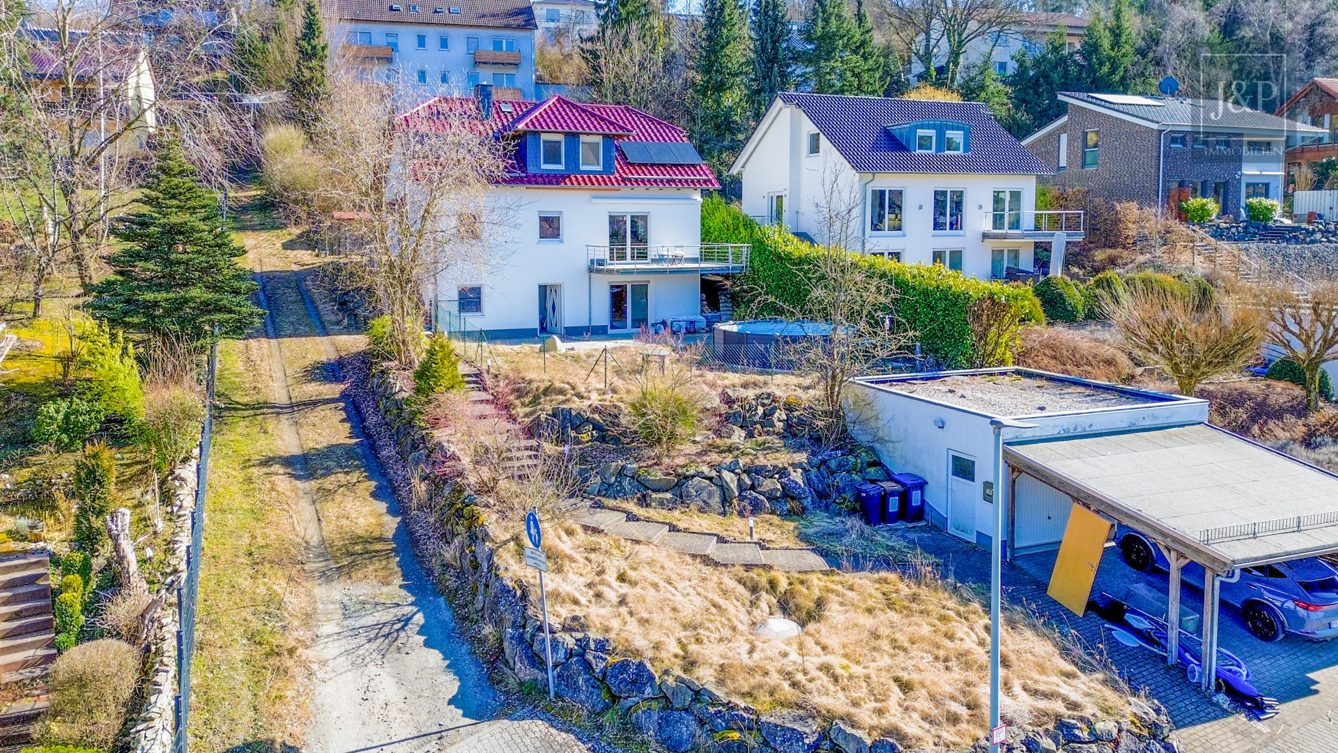Traumhaftes Einfamilienhaus mit Süd-West Balkon, großem Garten & gehobenem Standard! (ELW möglich) - Vorderansicht