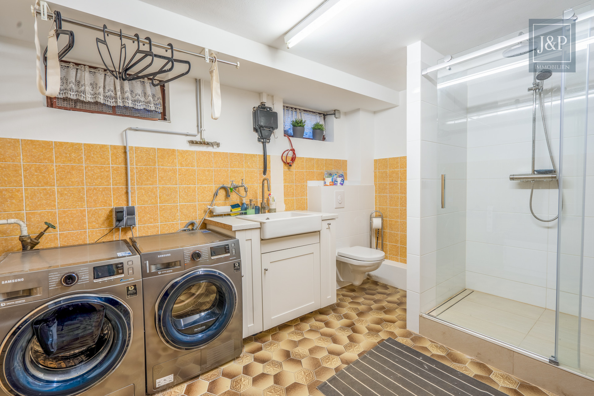 Energetisches RMH mit Wärmepumpe, separatem Gästebereich & Garten/Balkon mit Süd-Ost Ausrichtung - Waschküche / Bad UG