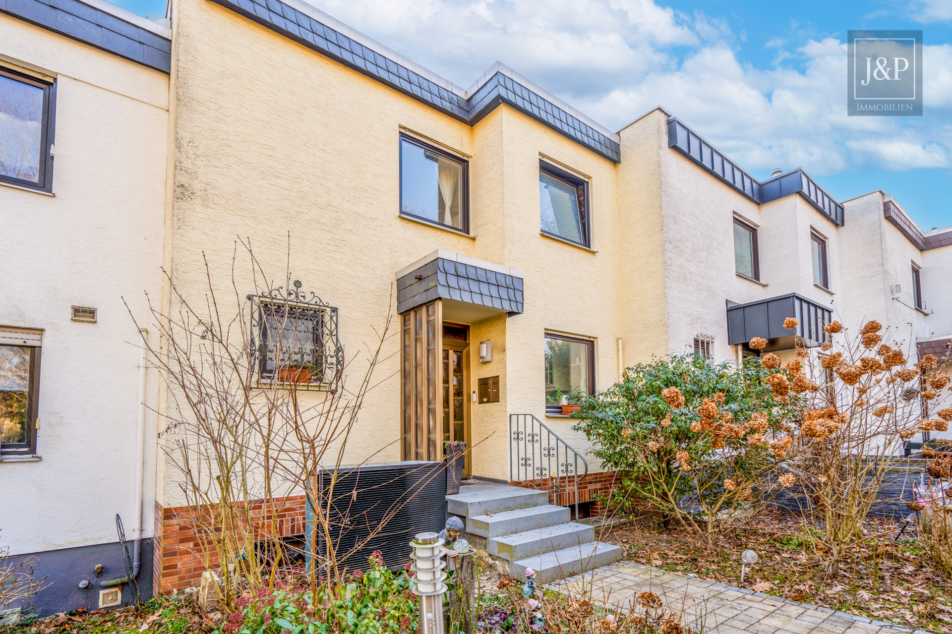 Energetisches RMH mit Wärmepumpe, separatem Gästebereich & Garten/Balkon mit Süd-Ost Ausrichtung - Hausvorderseite