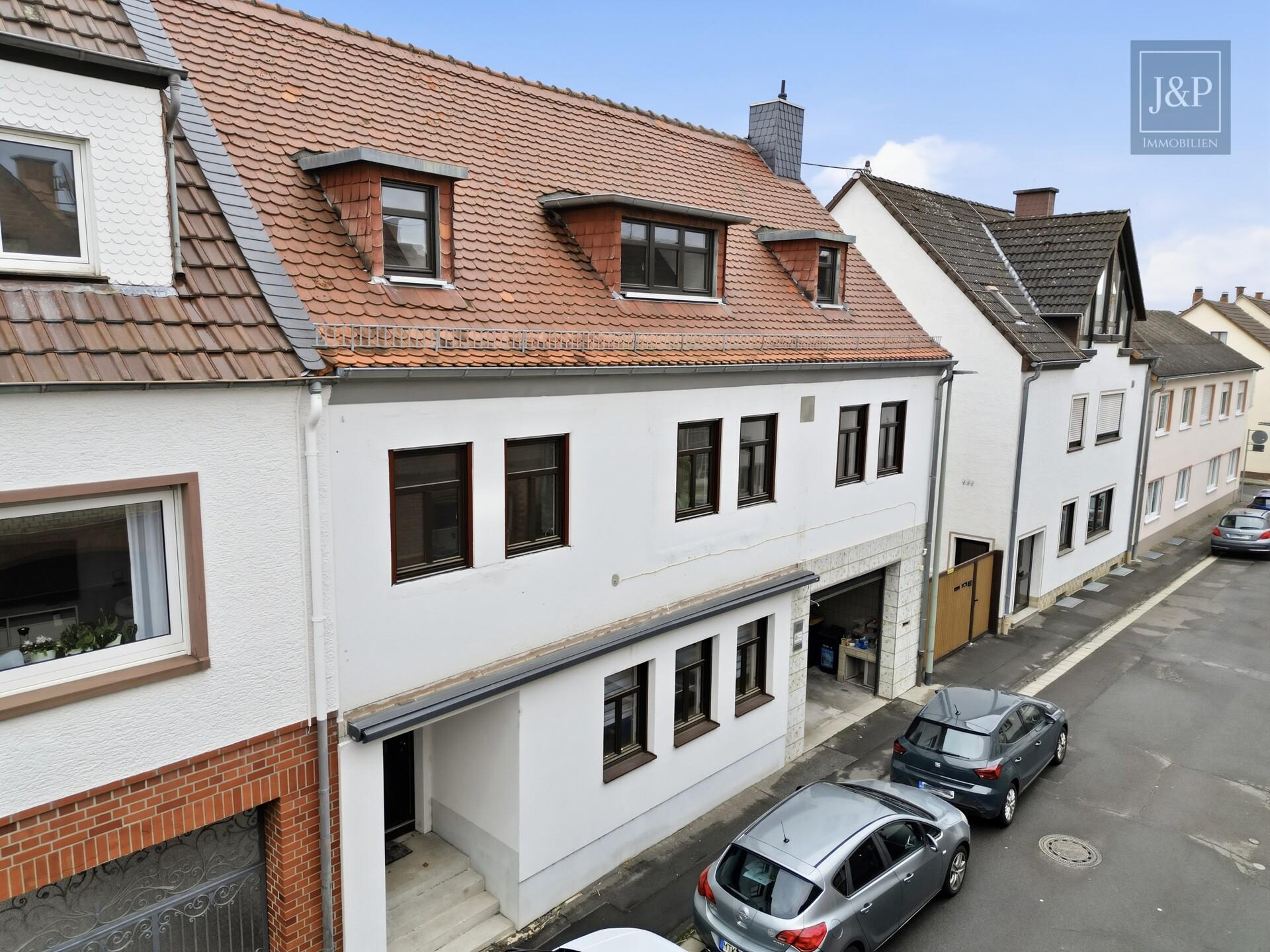 Wo Geschichte auf Wohnqualität trifft – aufwendig kernsaniertes Unikat in Hochheim am Main - Straßenansicht
