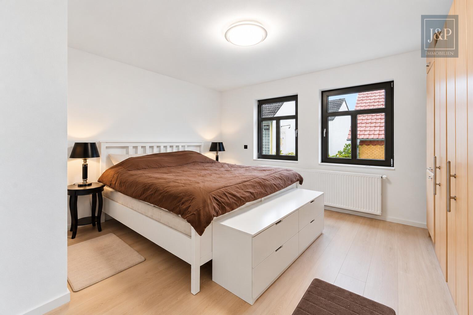 Wo Geschichte auf Wohnqualität trifft – aufwendig kernsaniertes Unikat in Hochheim am Main - Schlafzimmer 1. OG