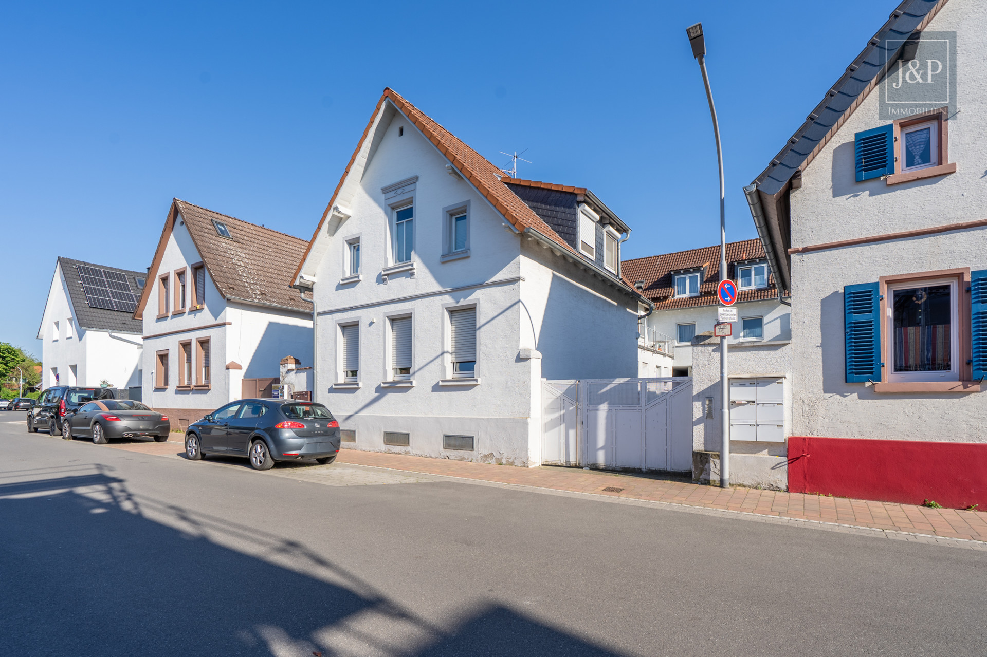 Zentral, voll-vermietet und gepflegt: Mehrfamilienhaus mit fünf Einheiten in Pfungstadt! - Außenansicht