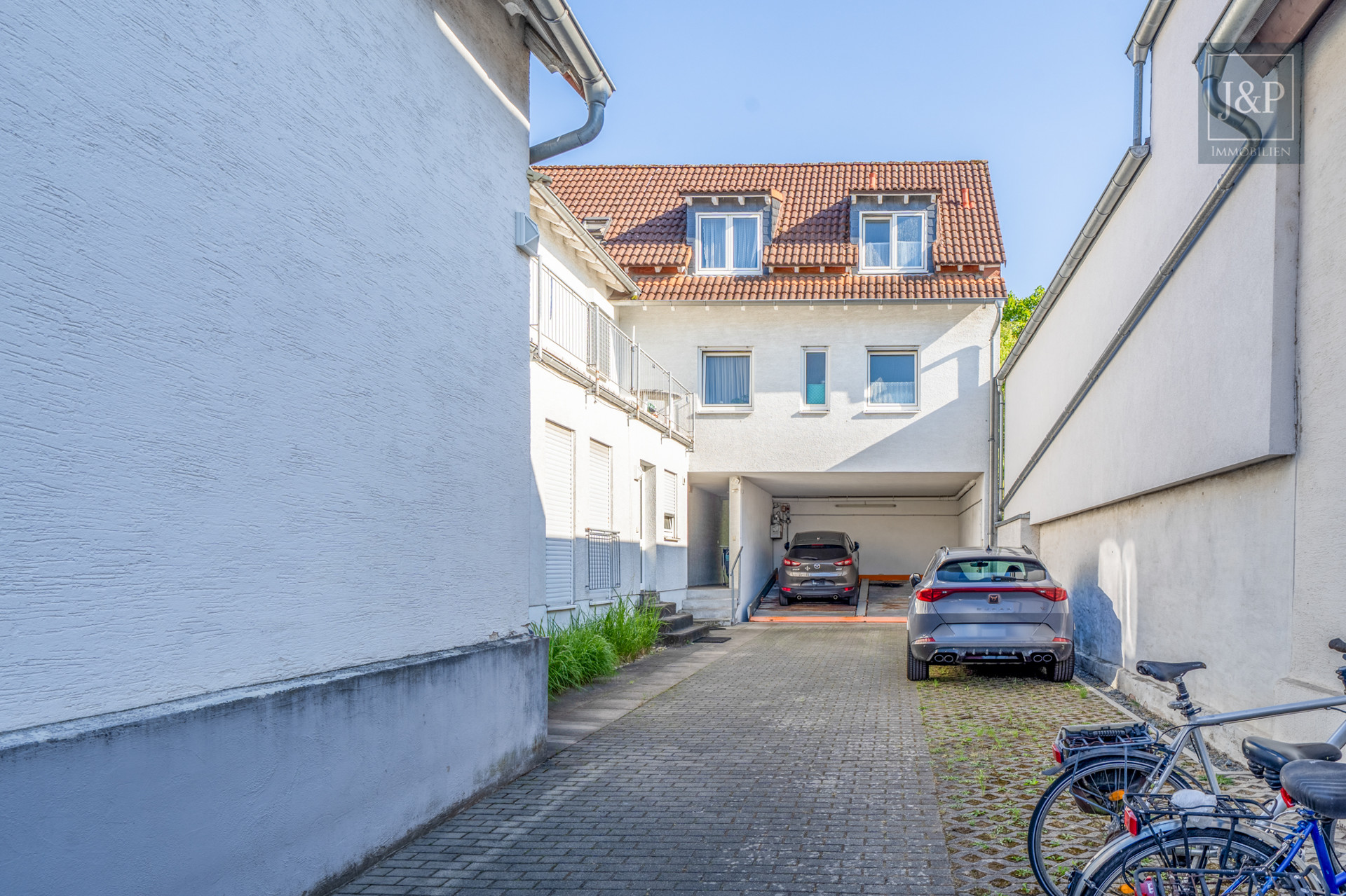 Zentral, voll-vermietet und gepflegt: Mehrfamilienhaus mit fünf Einheiten in Pfungstadt! - Außenansicht