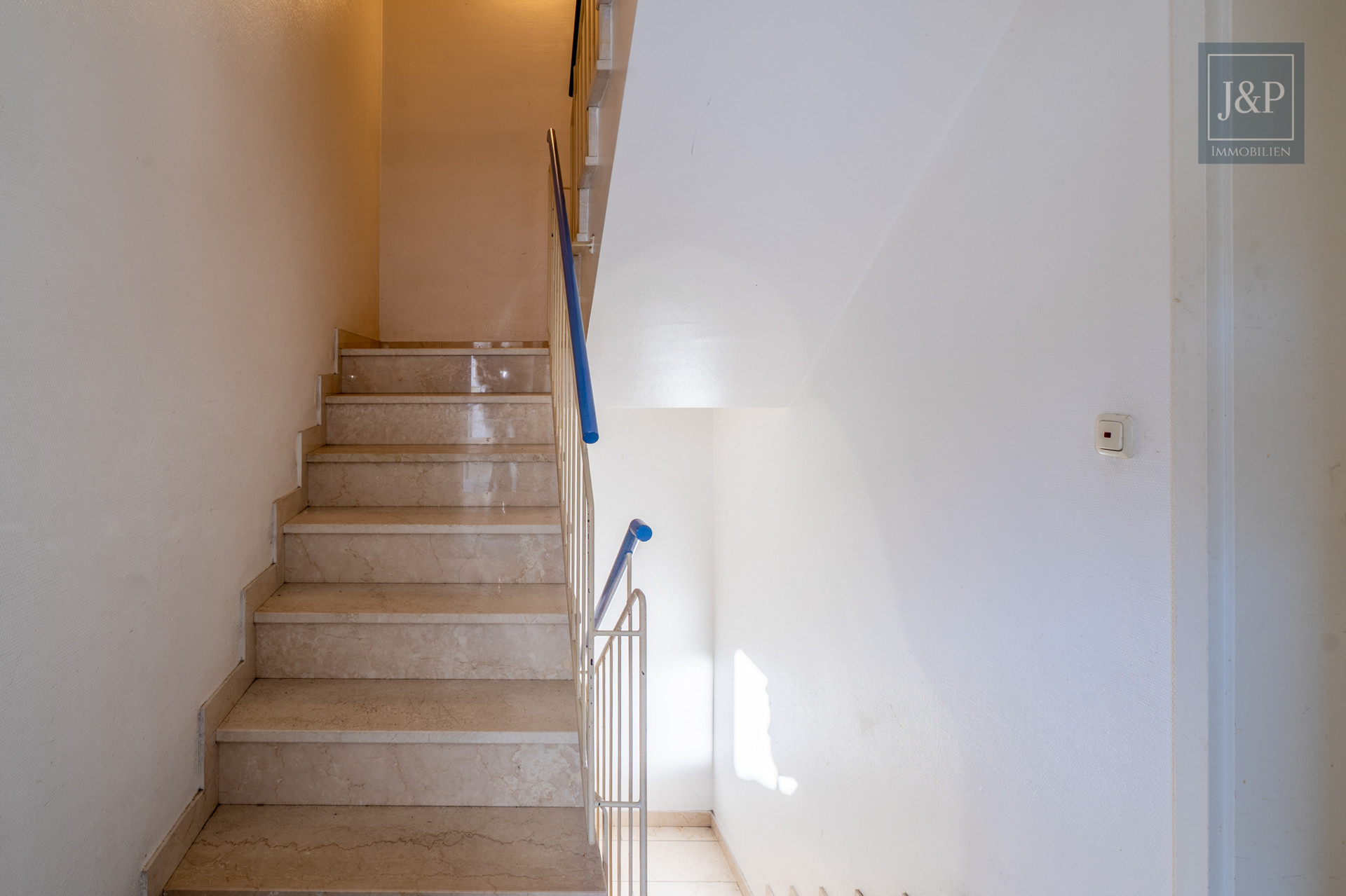 Zentral, voll-vermietet und gepflegt: Mehrfamilienhaus mit fünf Einheiten in Pfungstadt! - Treppenhaus