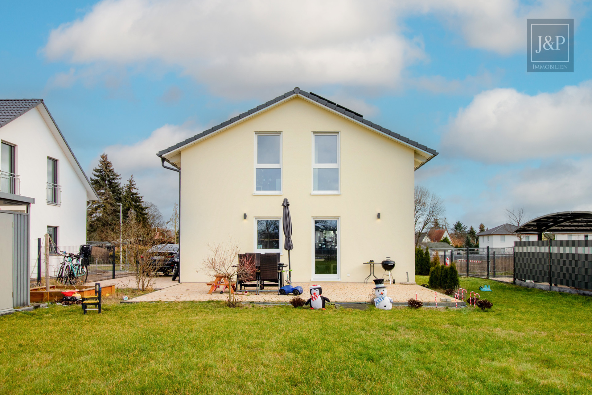 Modernes Wohnhaus mit Photovoltaik und energieeffizienter Heiztechnik - Außenansicht