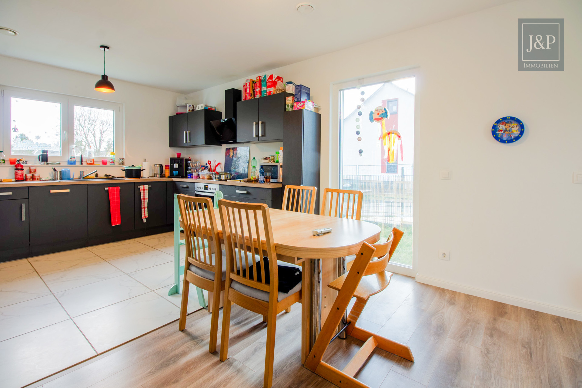 Modernes Wohnhaus mit Photovoltaik und energieeffizienter Heiztechnik - Wohn/Ess-Bereich