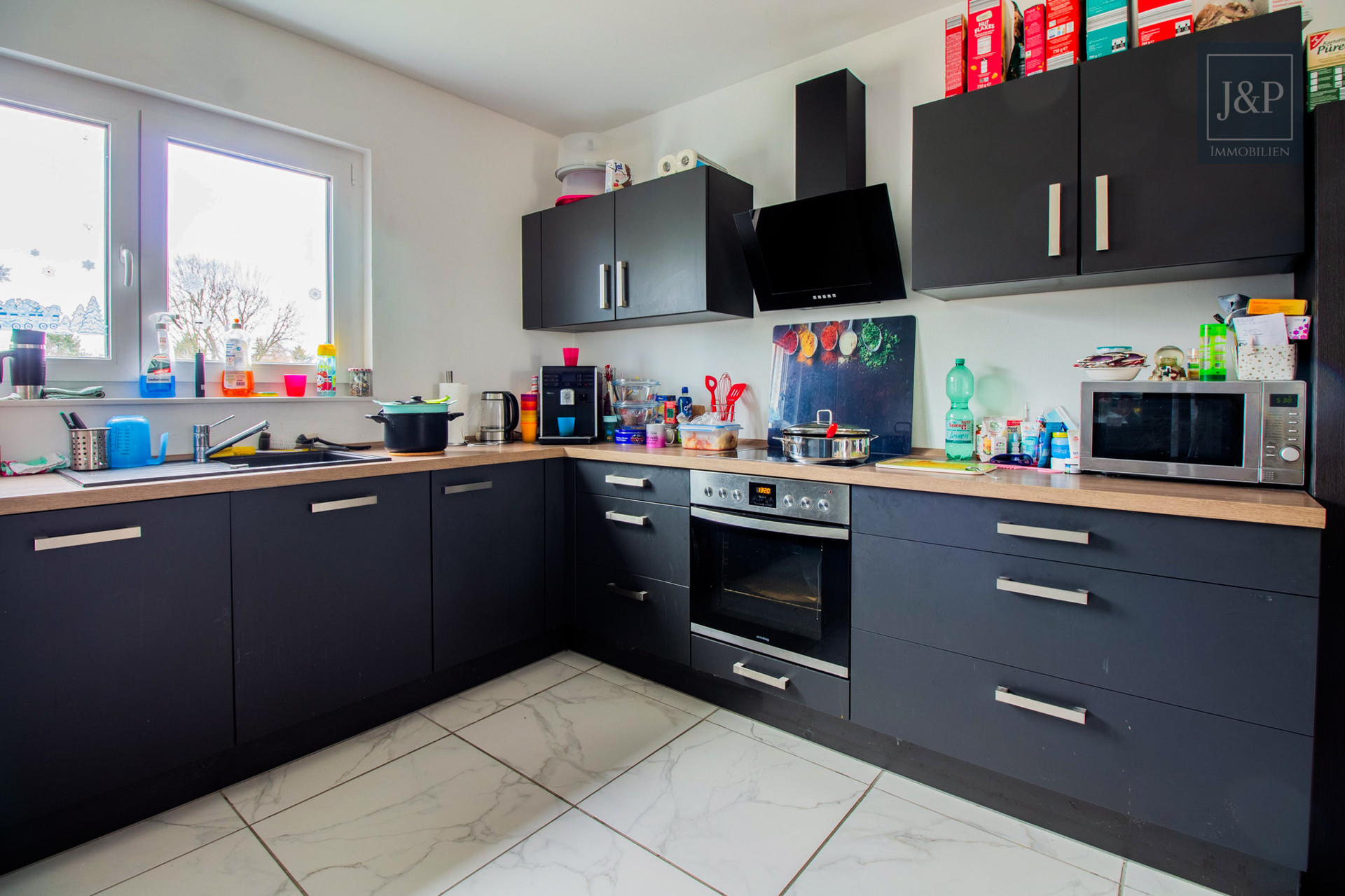 Modernes Wohnhaus mit Photovoltaik und energieeffizienter Heiztechnik - Einbauküche