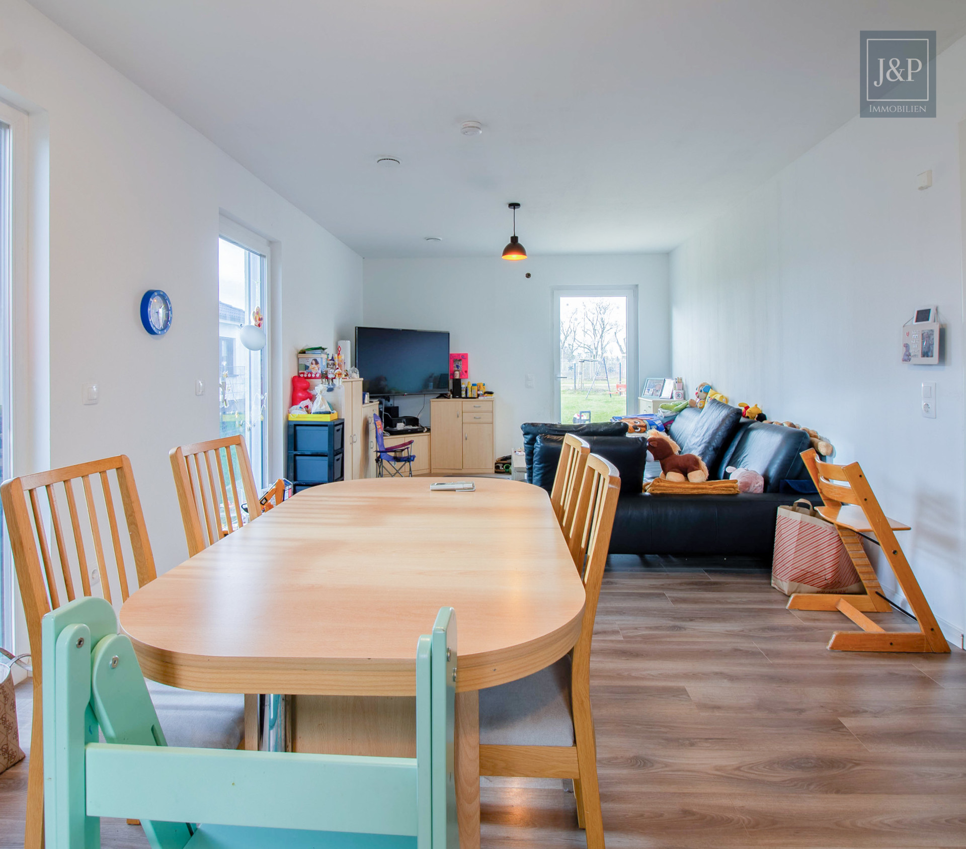 Modernes Wohnhaus mit Photovoltaik und energieeffizienter Heiztechnik - Wohn/Ess-Bereich