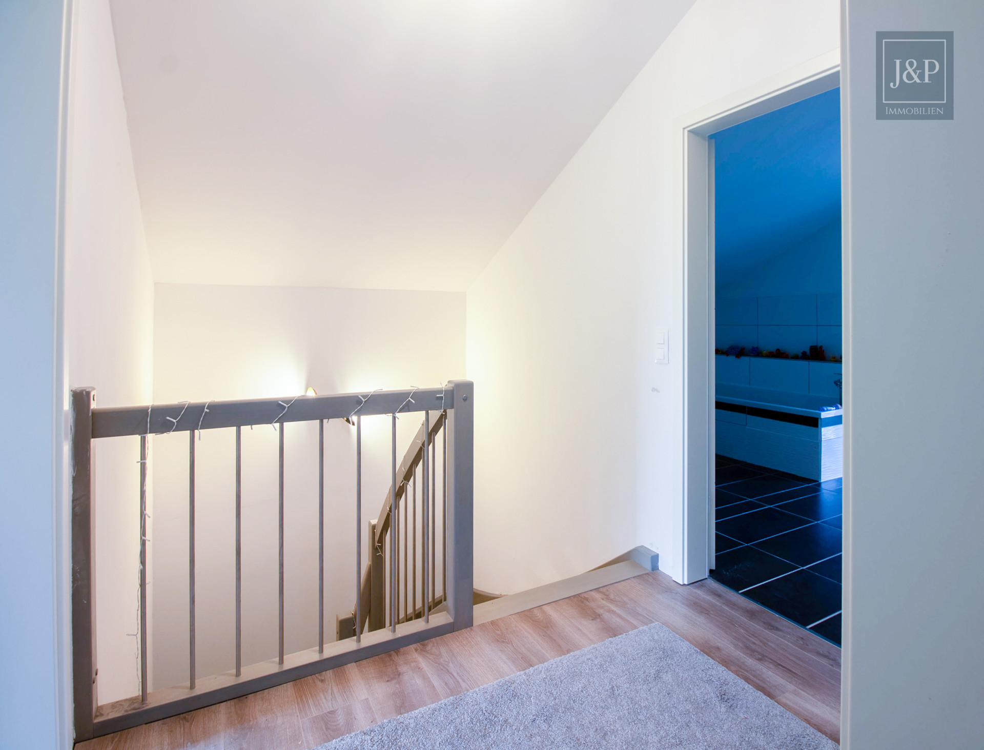 Modernes Wohnhaus mit Photovoltaik und energieeffizienter Heiztechnik - Flur