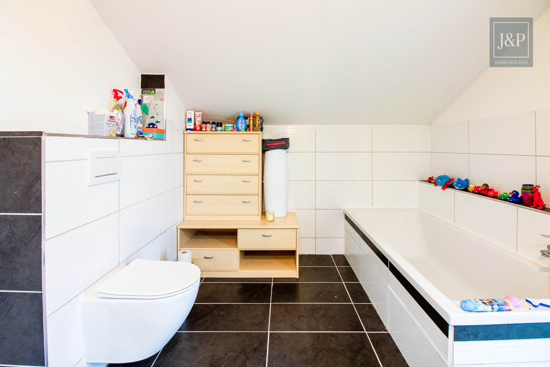 Modernes Wohnhaus mit Photovoltaik und energieeffizienter Heiztechnik - Badezimmer