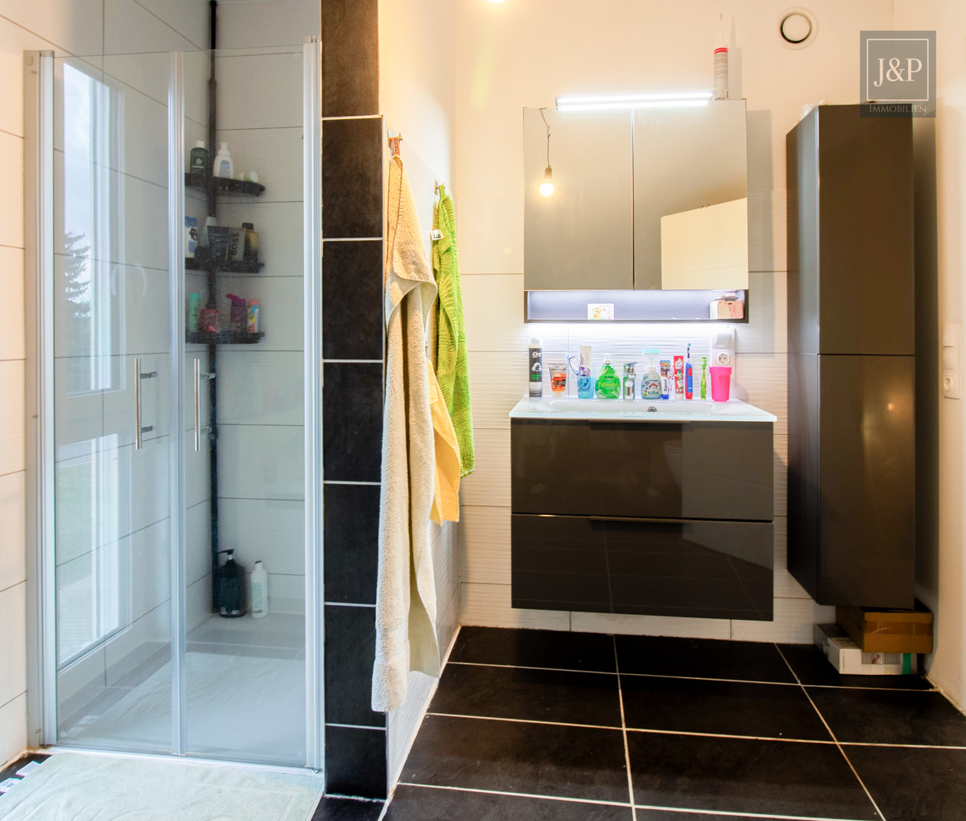 Modernes Wohnhaus mit Photovoltaik und energieeffizienter Heiztechnik - Badezimmer