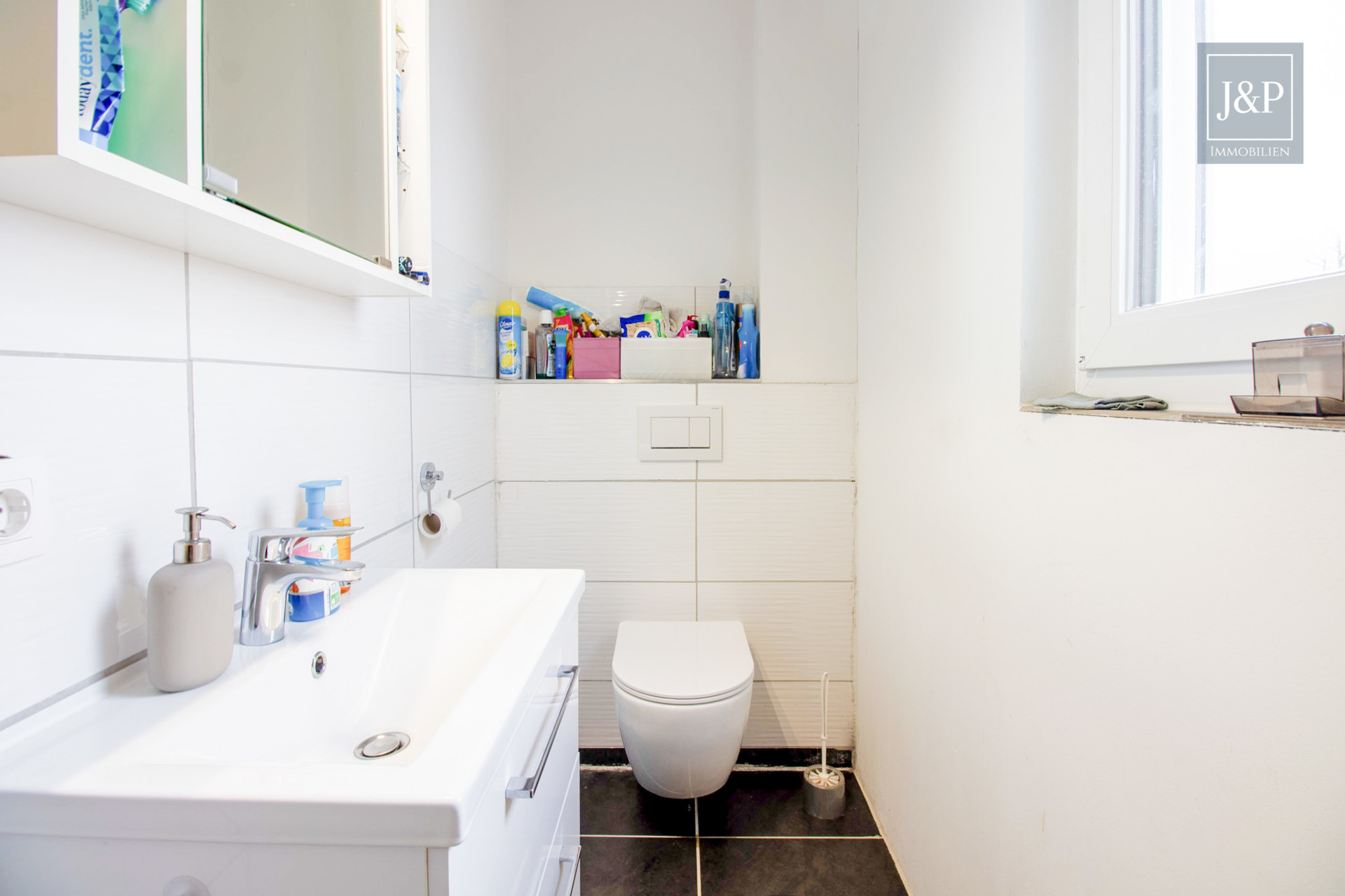 Modernes Wohnhaus mit Photovoltaik und energieeffizienter Heiztechnik - Gäste-WC