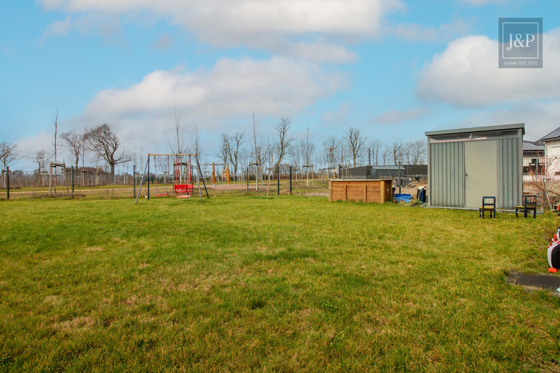 Modernes Wohnhaus mit Photovoltaik und energieeffizienter Heiztechnik - Garten