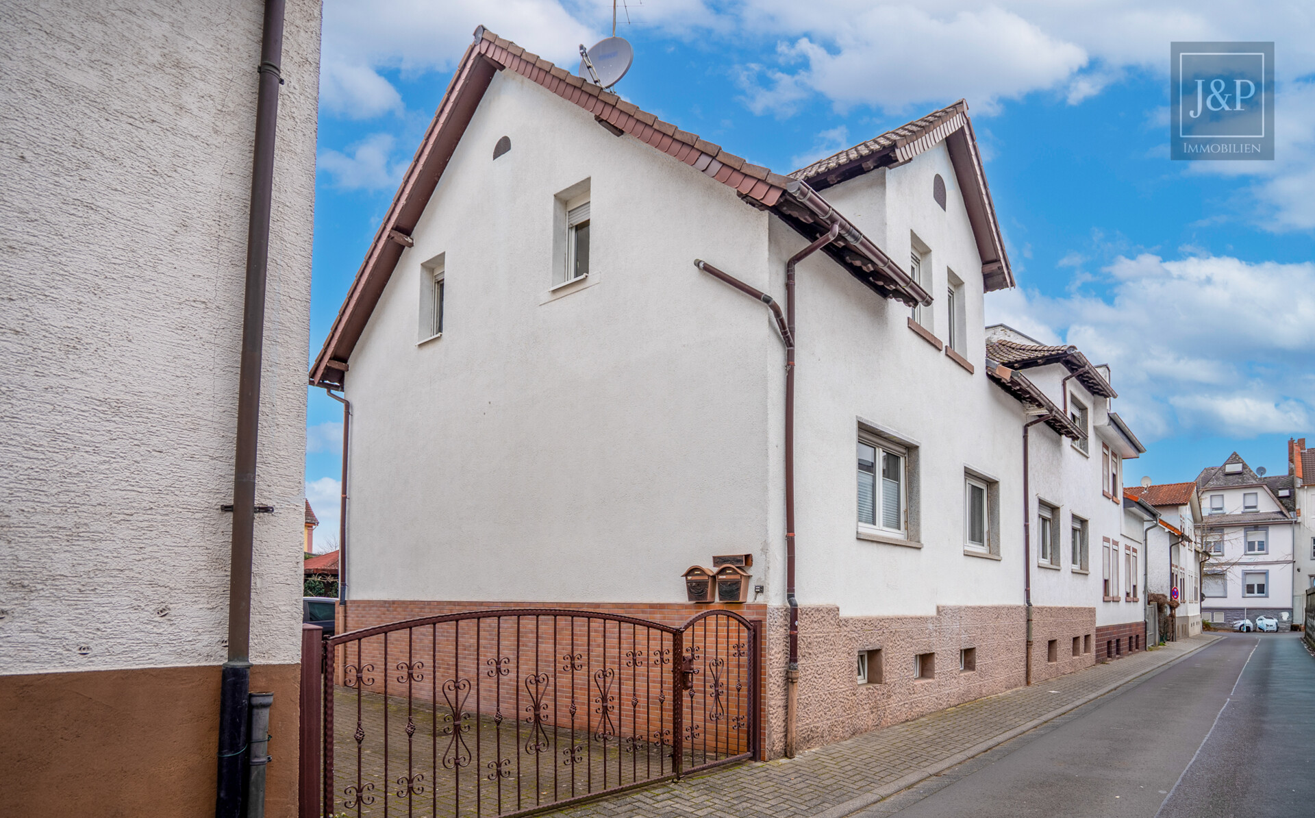 Familienfreundliche Doppelhaushälfte mit Westterrasse, Garten & Wallbox! - Außenansicht