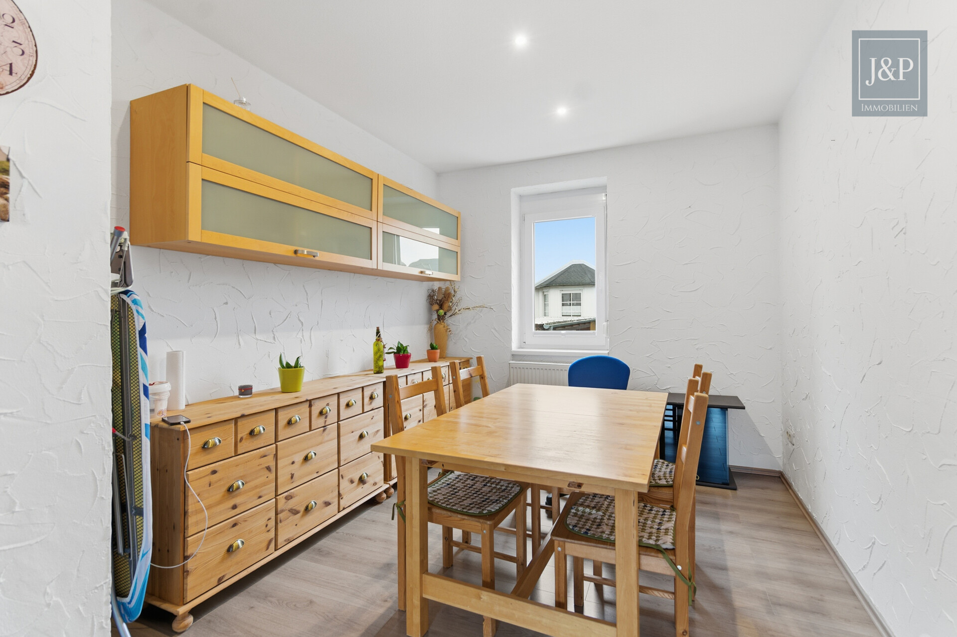 Familienfreundliche Doppelhaushälfte mit Westterrasse, Garten & Wallbox! - Wohnzimmer