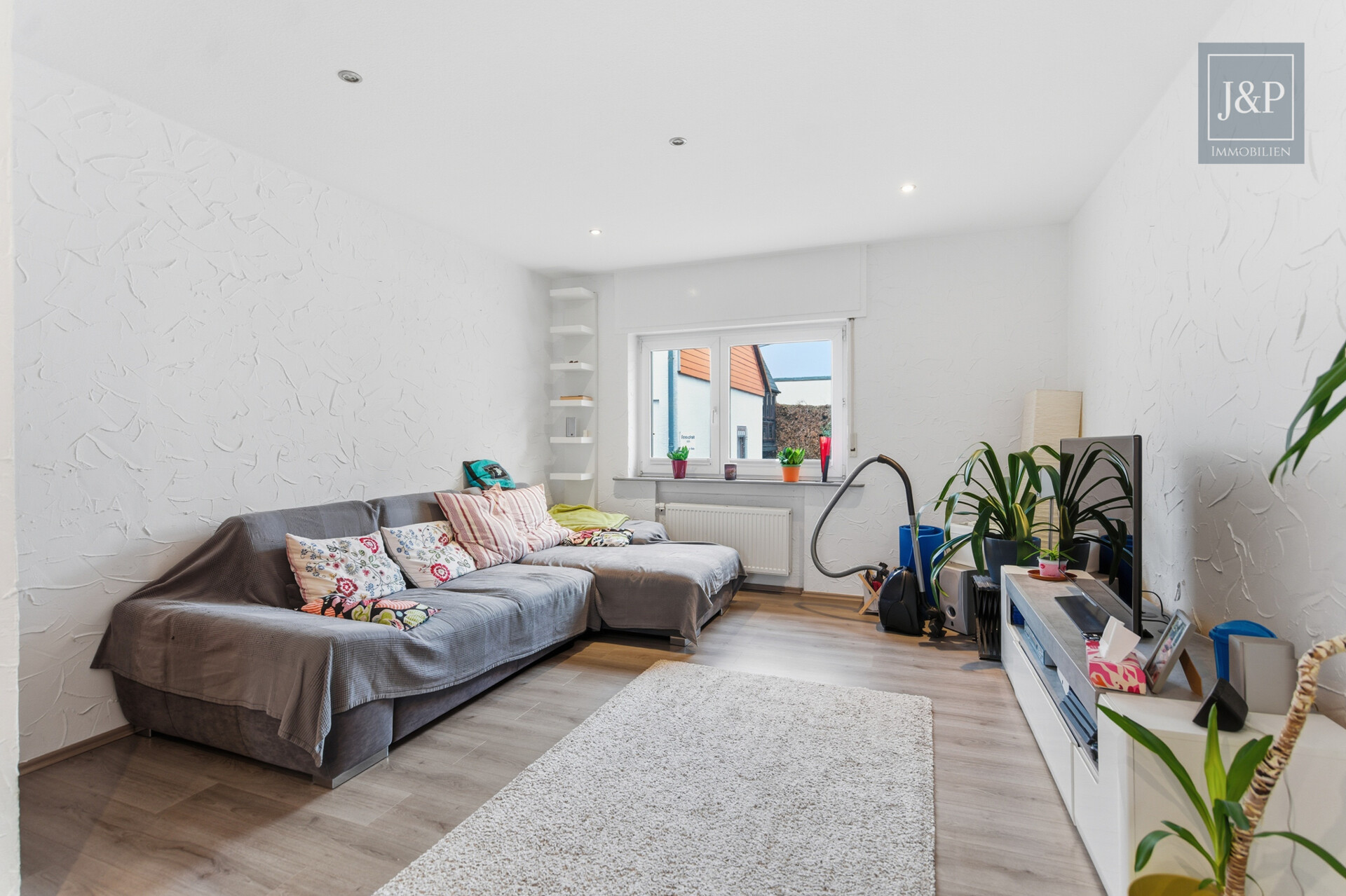 Familienfreundliche Doppelhaushälfte mit Westterrasse, Garten & Wallbox! - Wohnzimmer