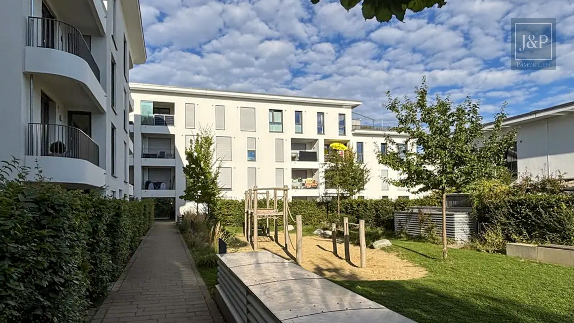 Barrierefrei wohnen in jeder Lebensphase – moderne 4-Zimmer-Wohnung nahe München - Hausansicht