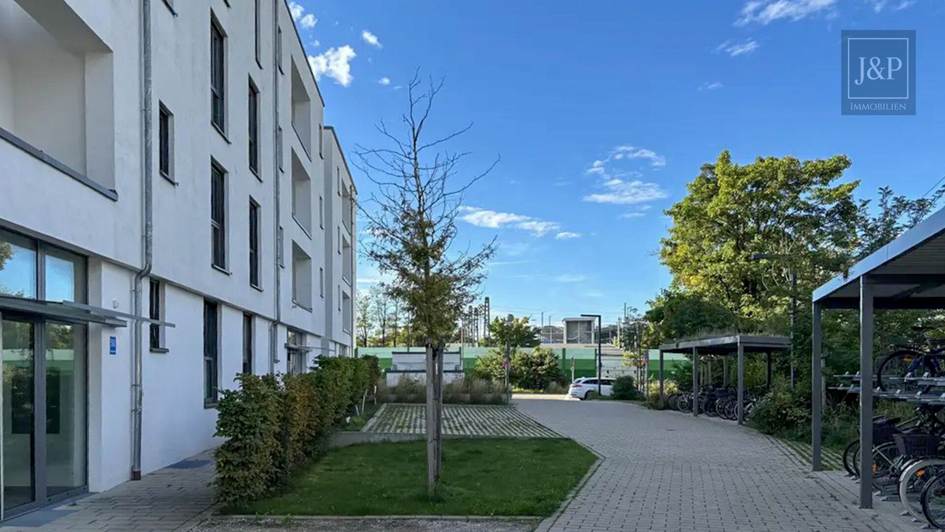 Barrierefrei wohnen in jeder Lebensphase – moderne 4-Zimmer-Wohnung nahe München - Hausansicht Eingang