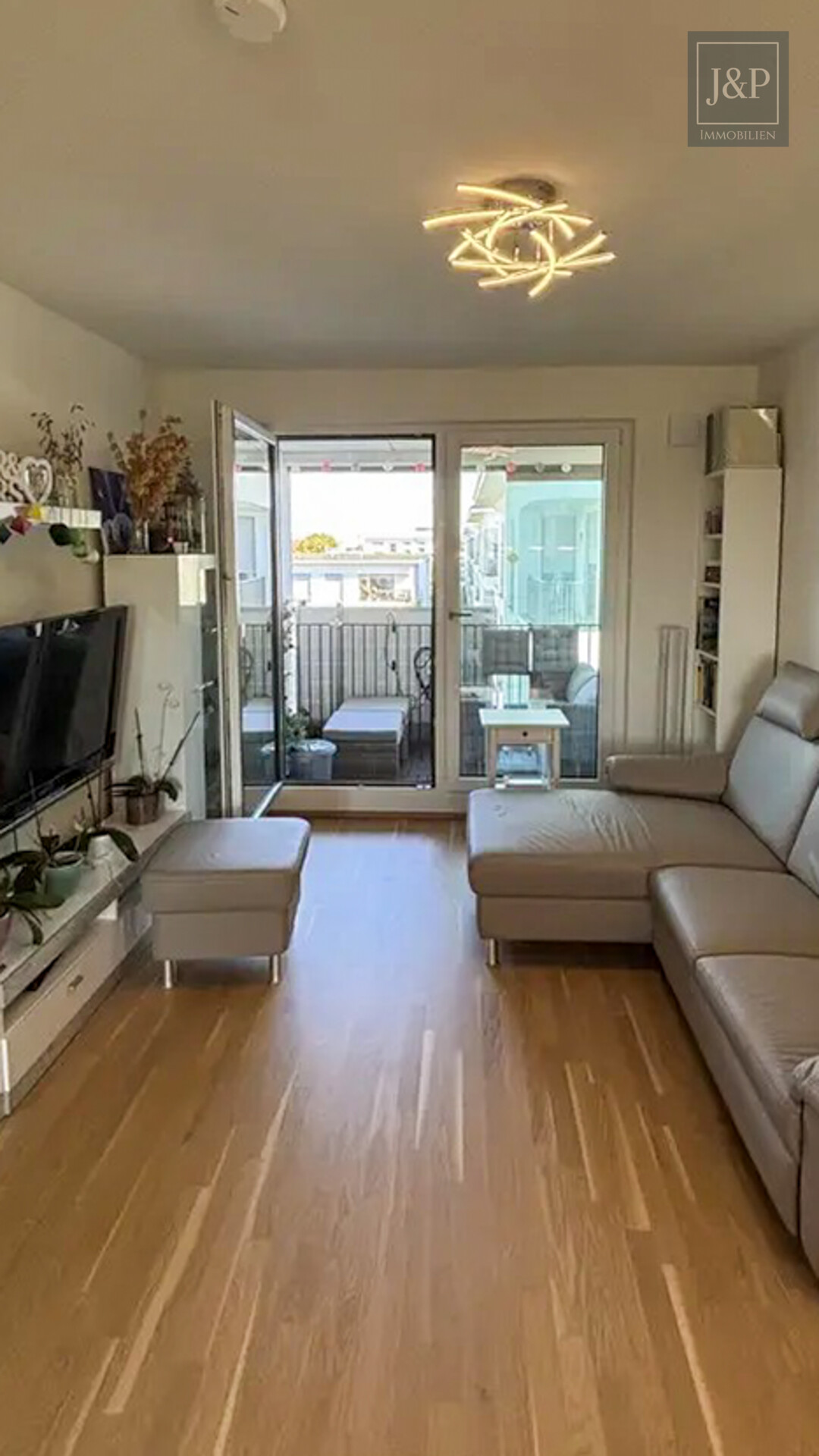 Barrierefrei wohnen in jeder Lebensphase – moderne 4-Zimmer-Wohnung nahe München - Wohnzimmer