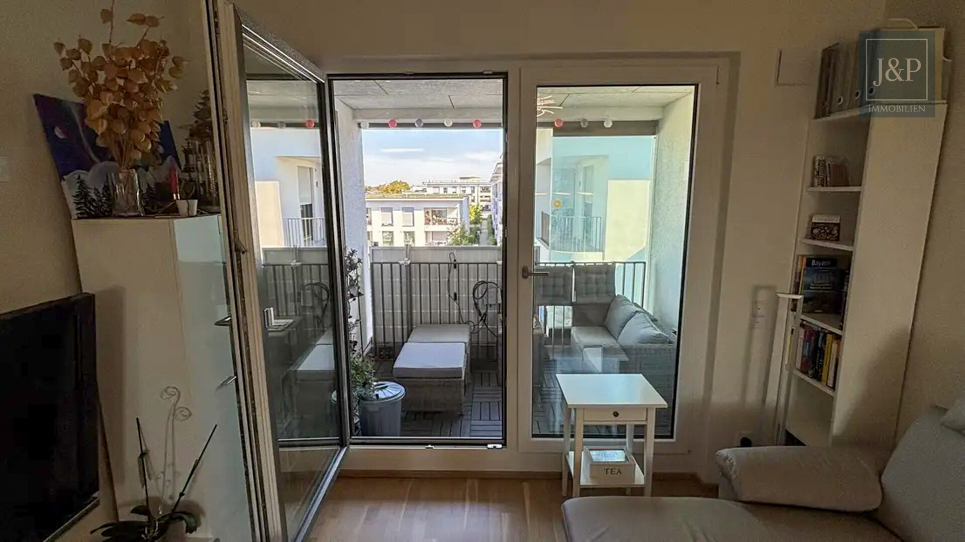 Barrierefrei wohnen in jeder Lebensphase – moderne 4-Zimmer-Wohnung nahe München - Wohnzimmer_1