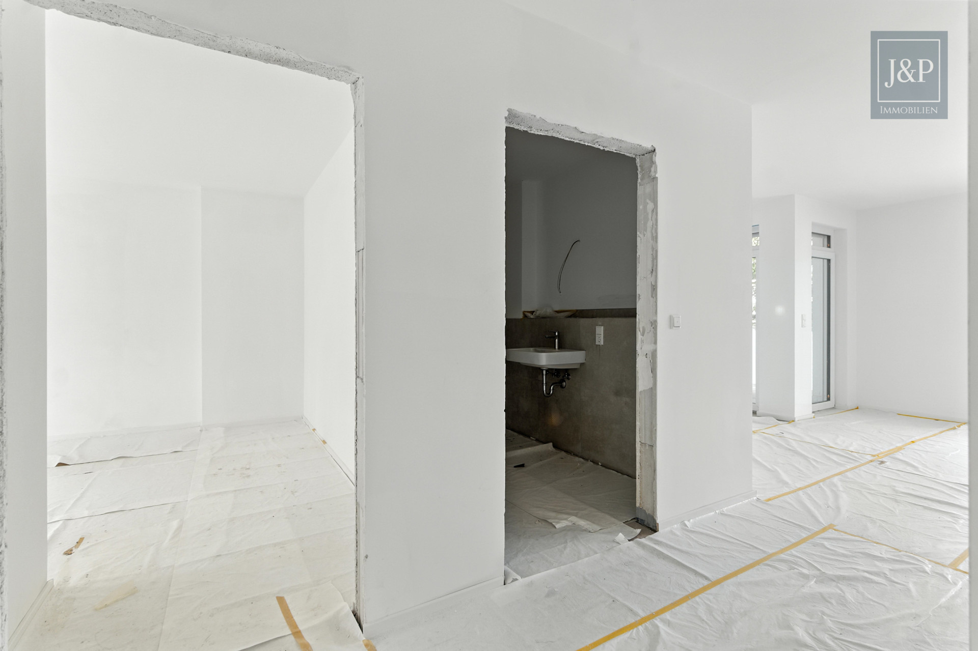 Hochwertige 3-Zimmer-Wohnung mit Aufzug und Loggia in Rödelheim! - Flur