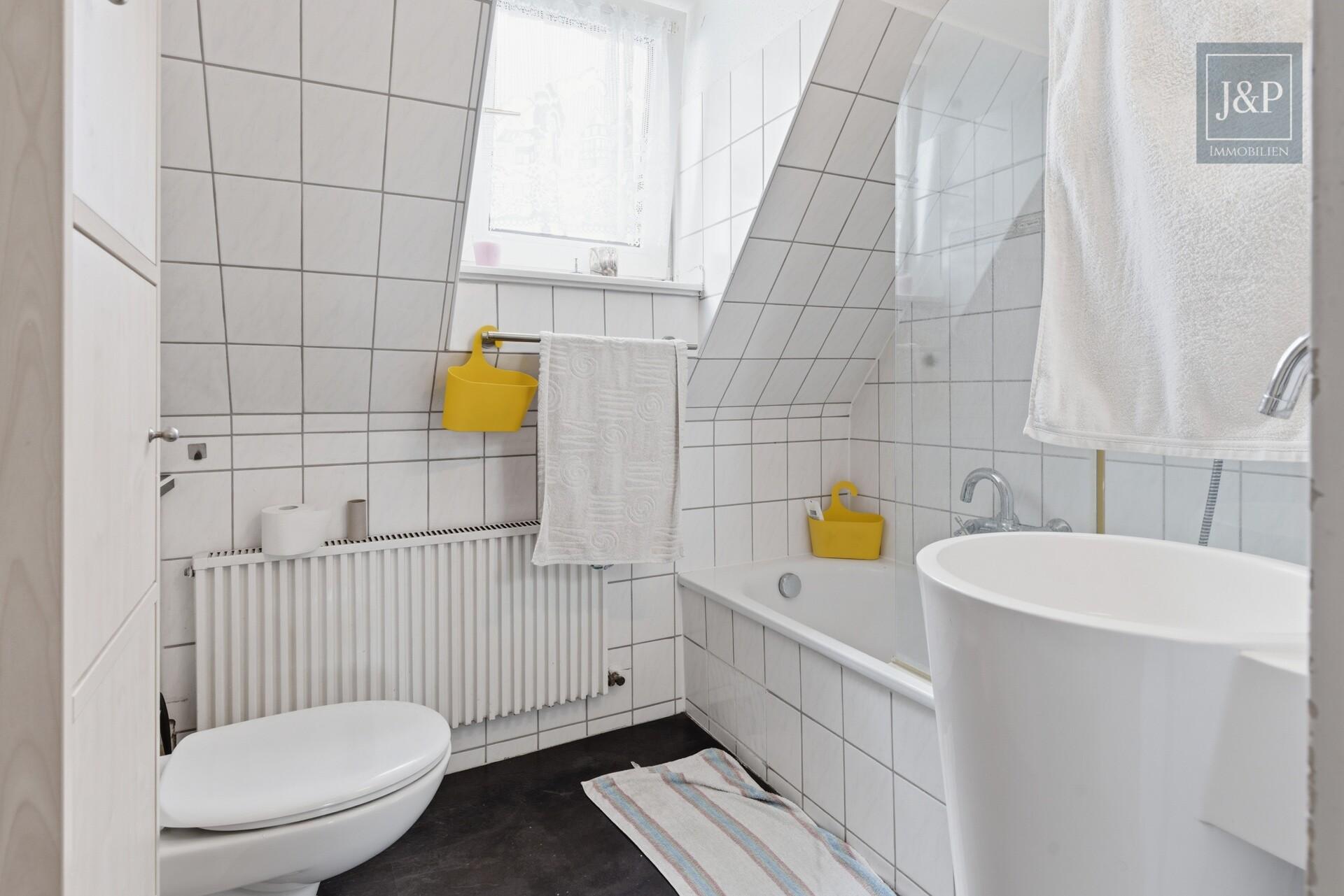 Großes Grundstück in Top Feldrandlage | Doppelhaushälfte mit Ausbau- & Anbaupotenzial - Badezimmer OG