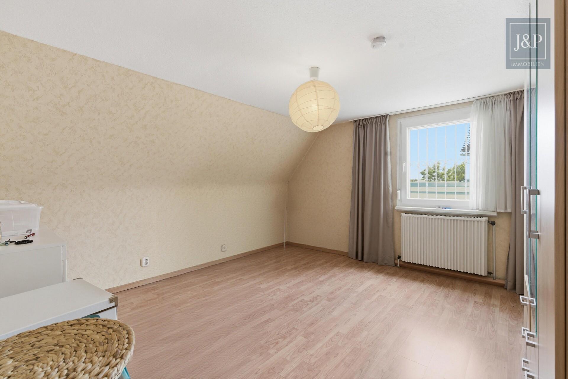 Großes Grundstück in Top Feldrandlage | Doppelhaushälfte mit Ausbau- & Anbaupotenzial - Schlafzimmer OG