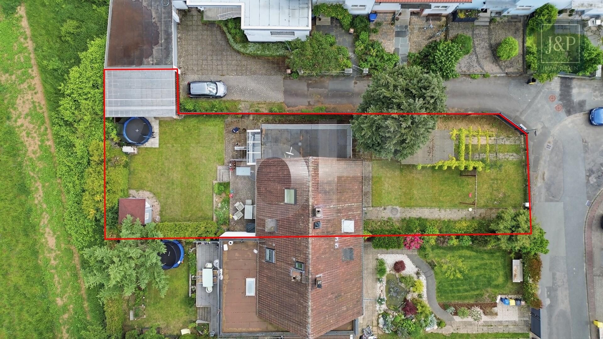 Großes Grundstück in Top Feldrandlage | Doppelhaushälfte mit Ausbau- & Anbaupotenzial - Vogelperspektive