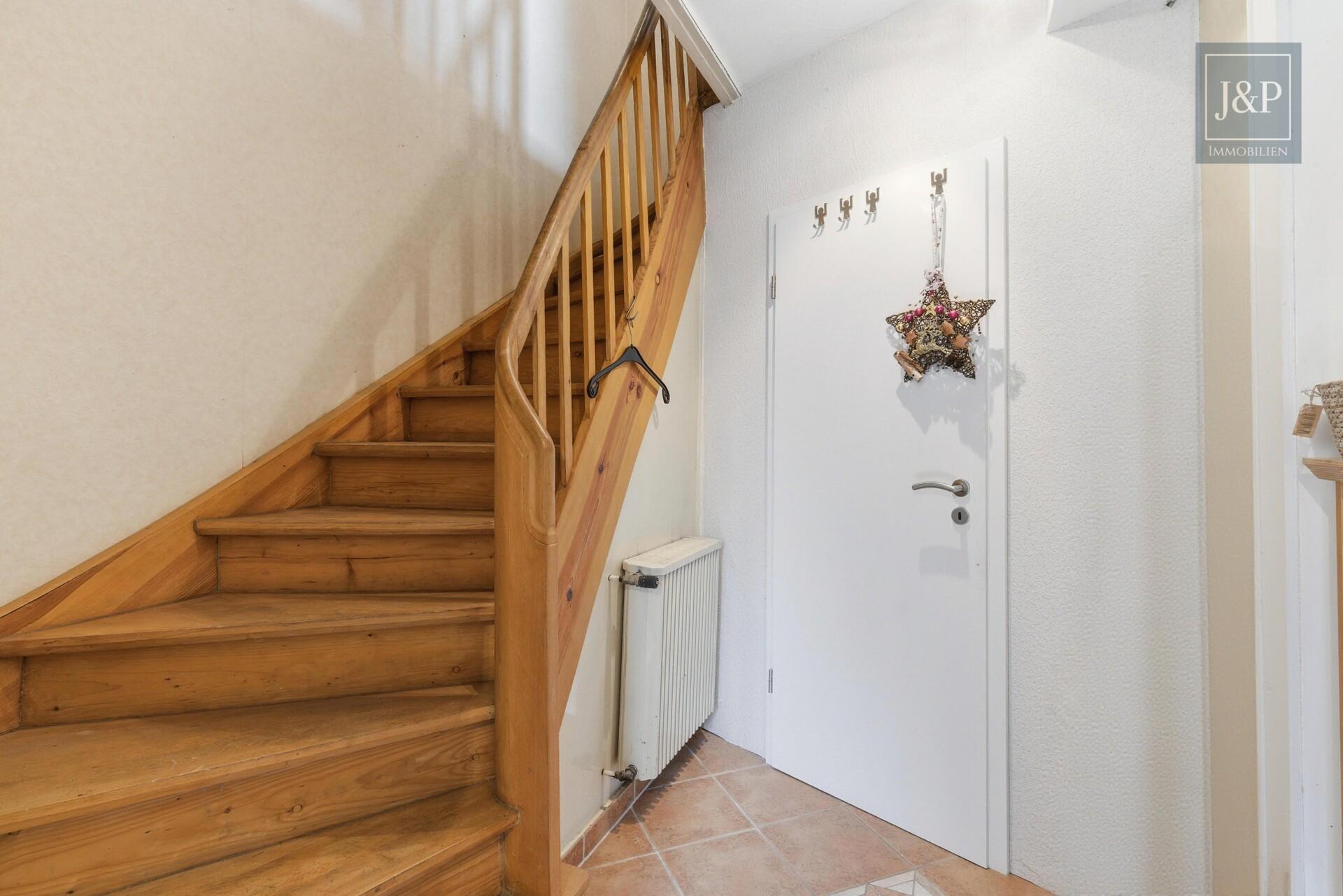 Großes Grundstück in Top Feldrandlage | Doppelhaushälfte mit Ausbau- & Anbaupotenzial - Flur