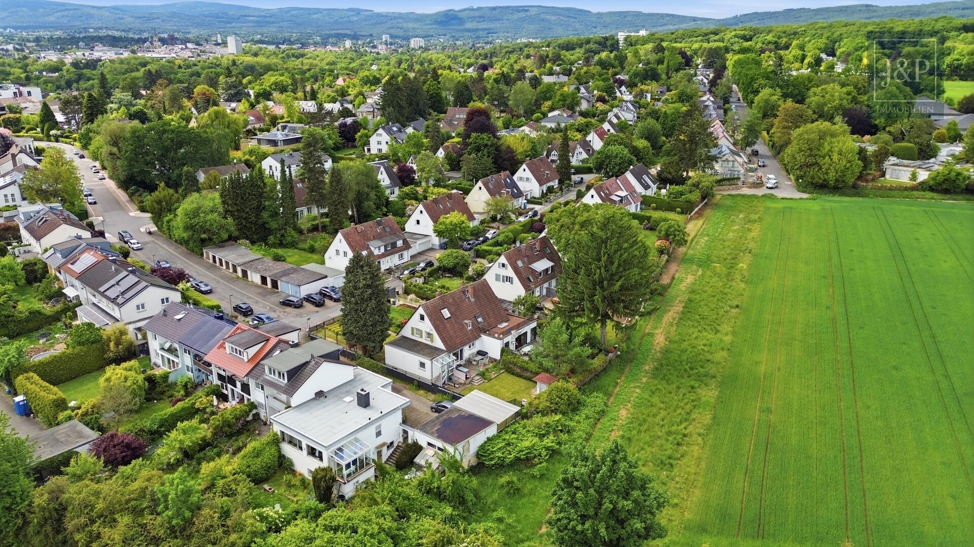 Großes Grundstück in Top Feldrandlage | Doppelhaushälfte mit Ausbau- & Anbaupotenzial - Aussenansicht