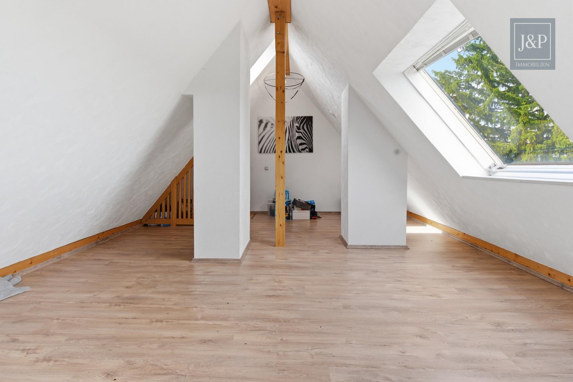 Großes Grundstück in Top Feldrandlage | Doppelhaushälfte mit Ausbau- & Anbaupotenzial - Schlafzimmer DG