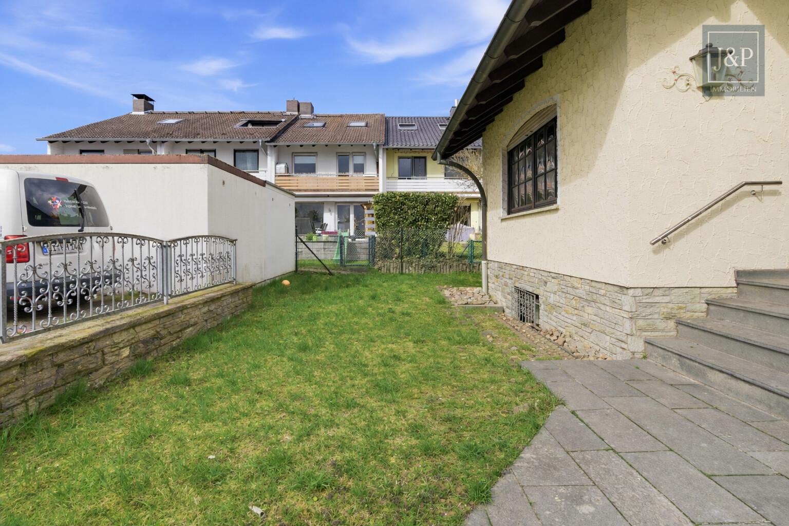 Hochwertiges Anwesen im Landhausstil - Ruhige Sackgassenlage mit durchdachtem Grundriss - Außenanlage