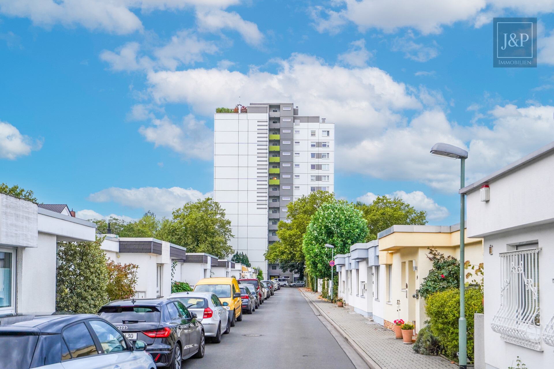 Modernisierte 5-Zimmer-Wohnung mit eigenem Gartenanteil! - Außenansicht