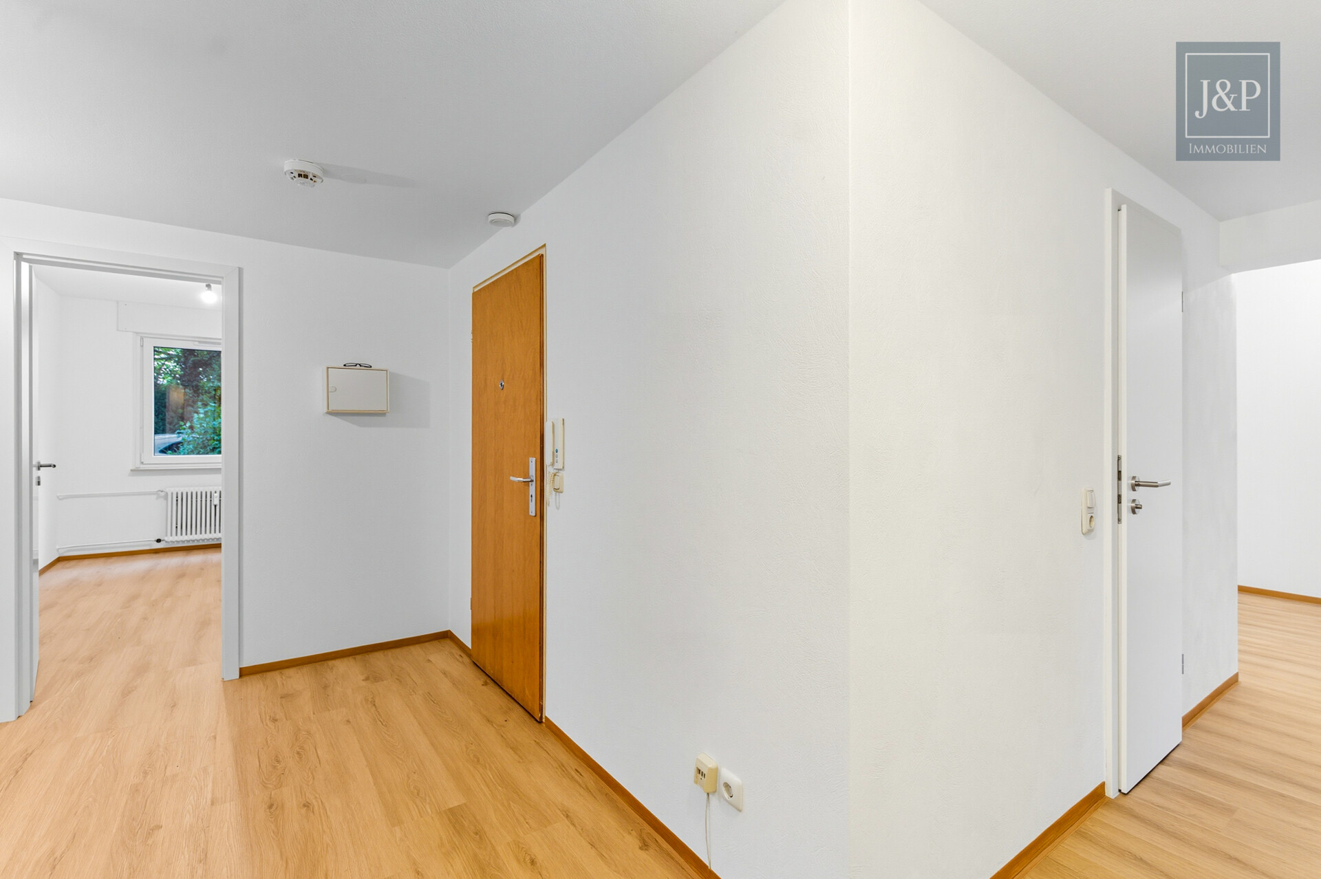 Modernisierte 5-Zimmer-Wohnung mit eigenem Gartenanteil! - Flur