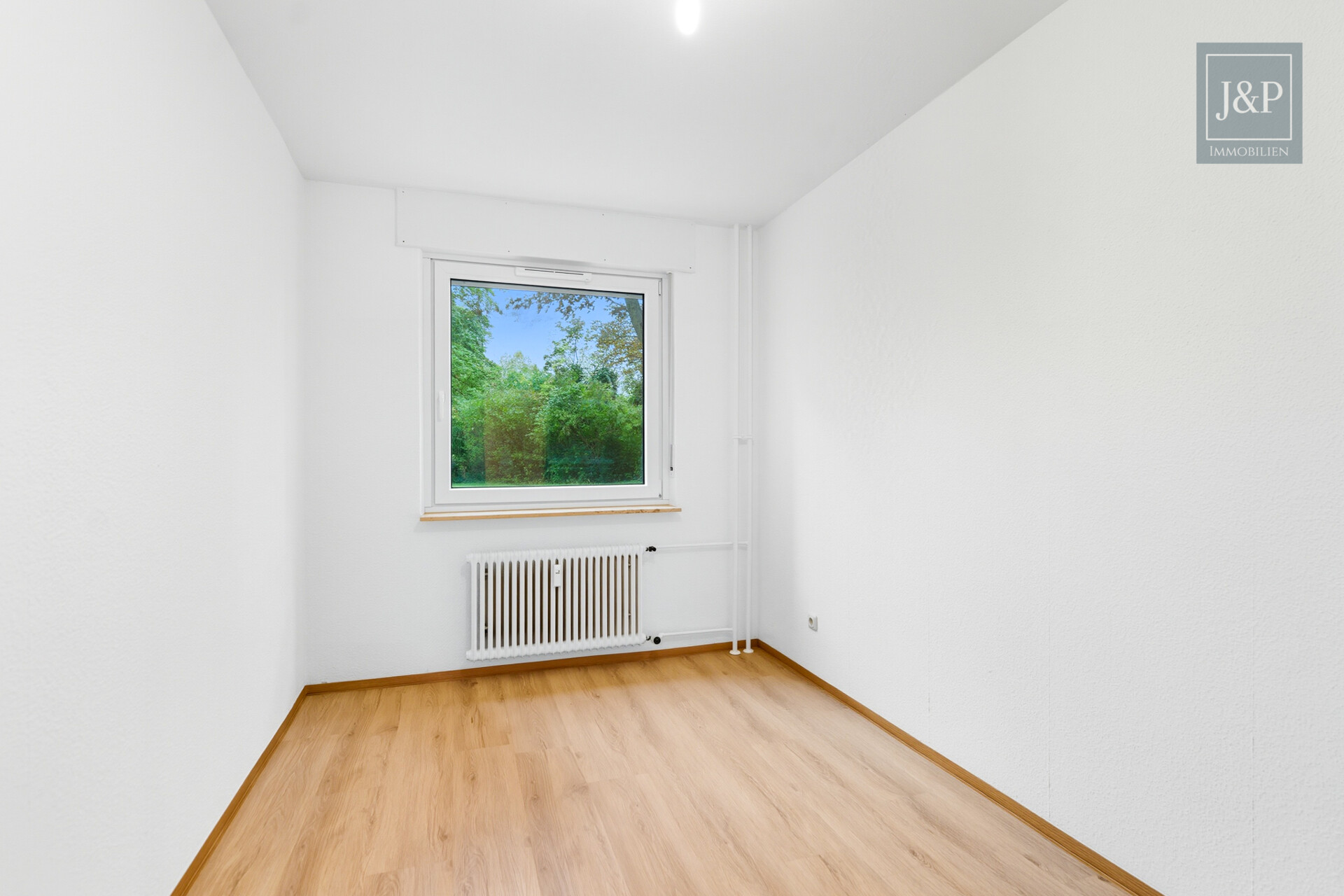 Modernisierte 5-Zimmer-Wohnung mit eigenem Gartenanteil! - Zimmer 1