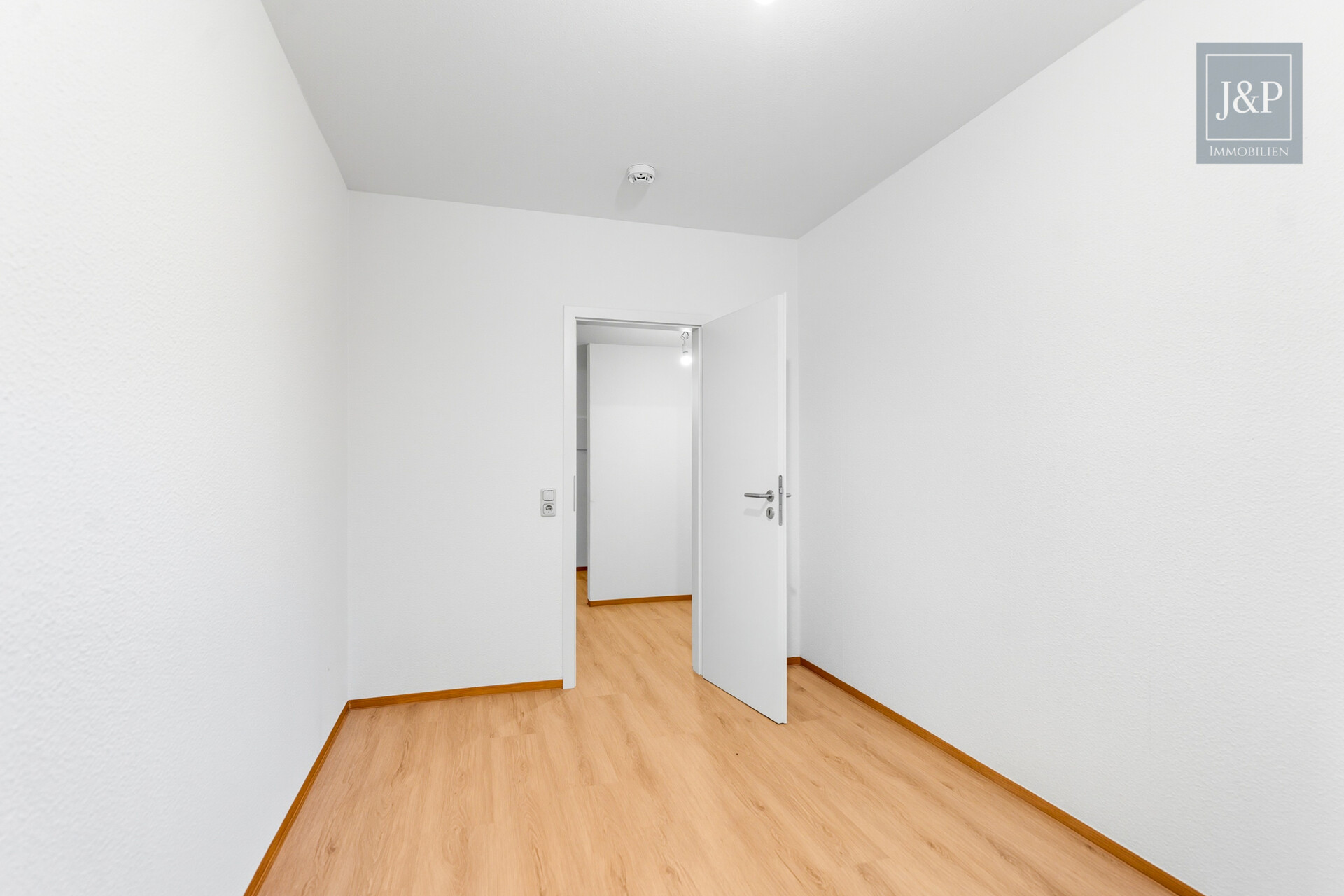 Modernisierte 5-Zimmer-Wohnung mit eigenem Gartenanteil! - Zimmer 3