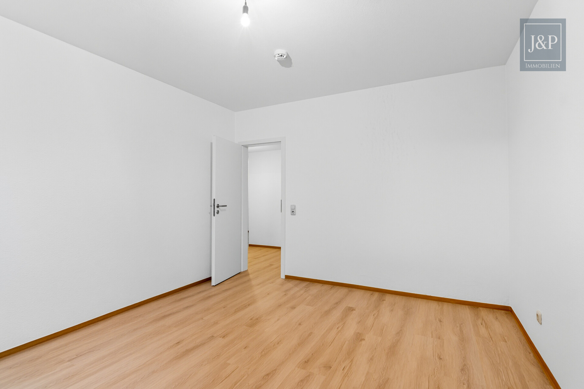 Modernisierte 5-Zimmer-Wohnung mit eigenem Gartenanteil! - Zimmer 4