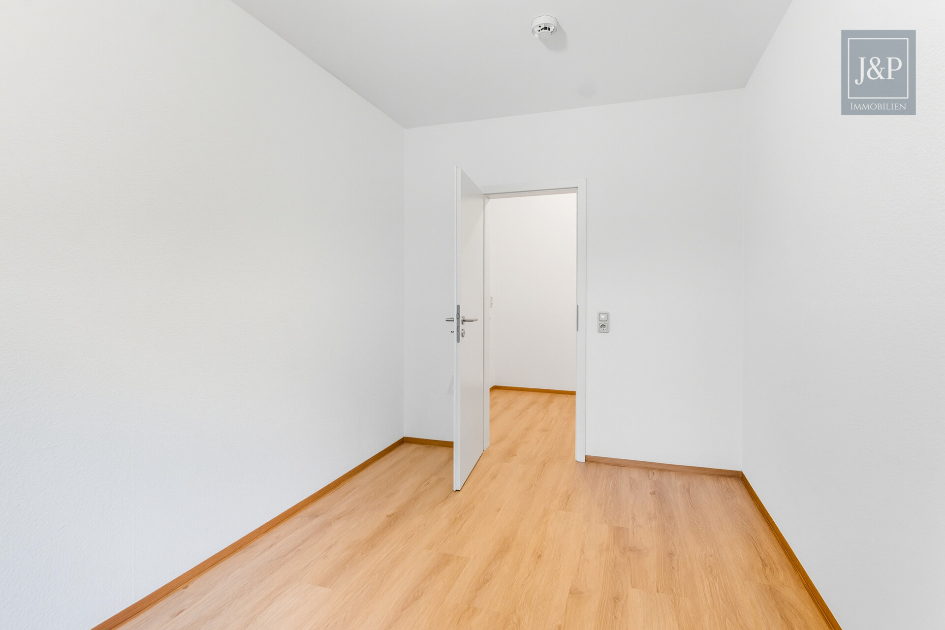 Modernisierte 5-Zimmer-Wohnung mit eigenem Gartenanteil! - Zimmer 1