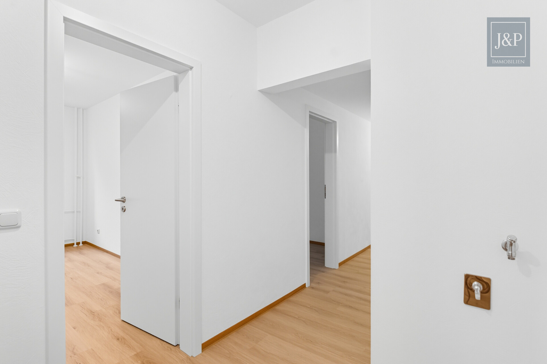 Modernisierte 5-Zimmer-Wohnung mit eigenem Gartenanteil! - Flur