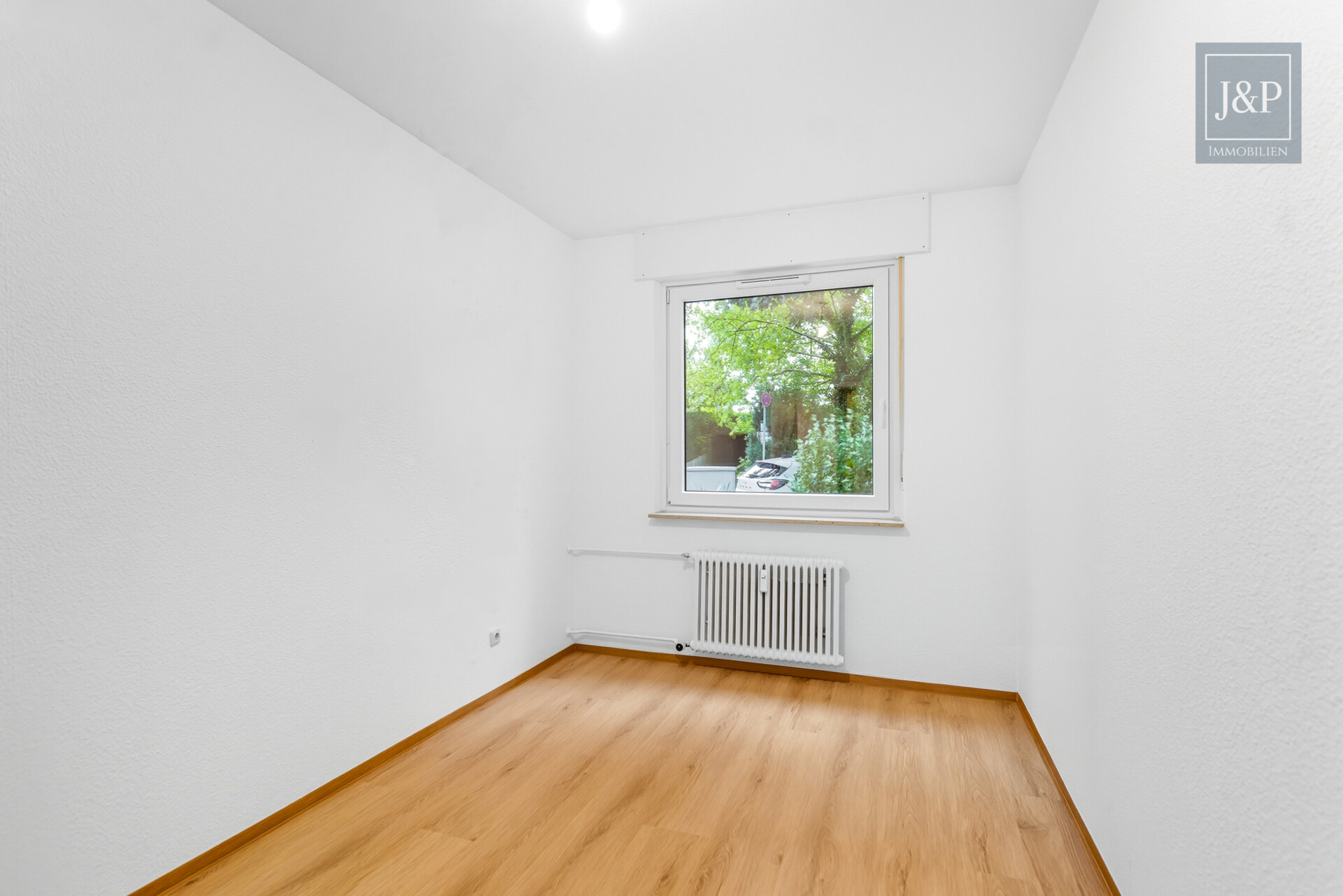 Modernisierte 5-Zimmer-Wohnung mit eigenem Gartenanteil! - Zimmer 3